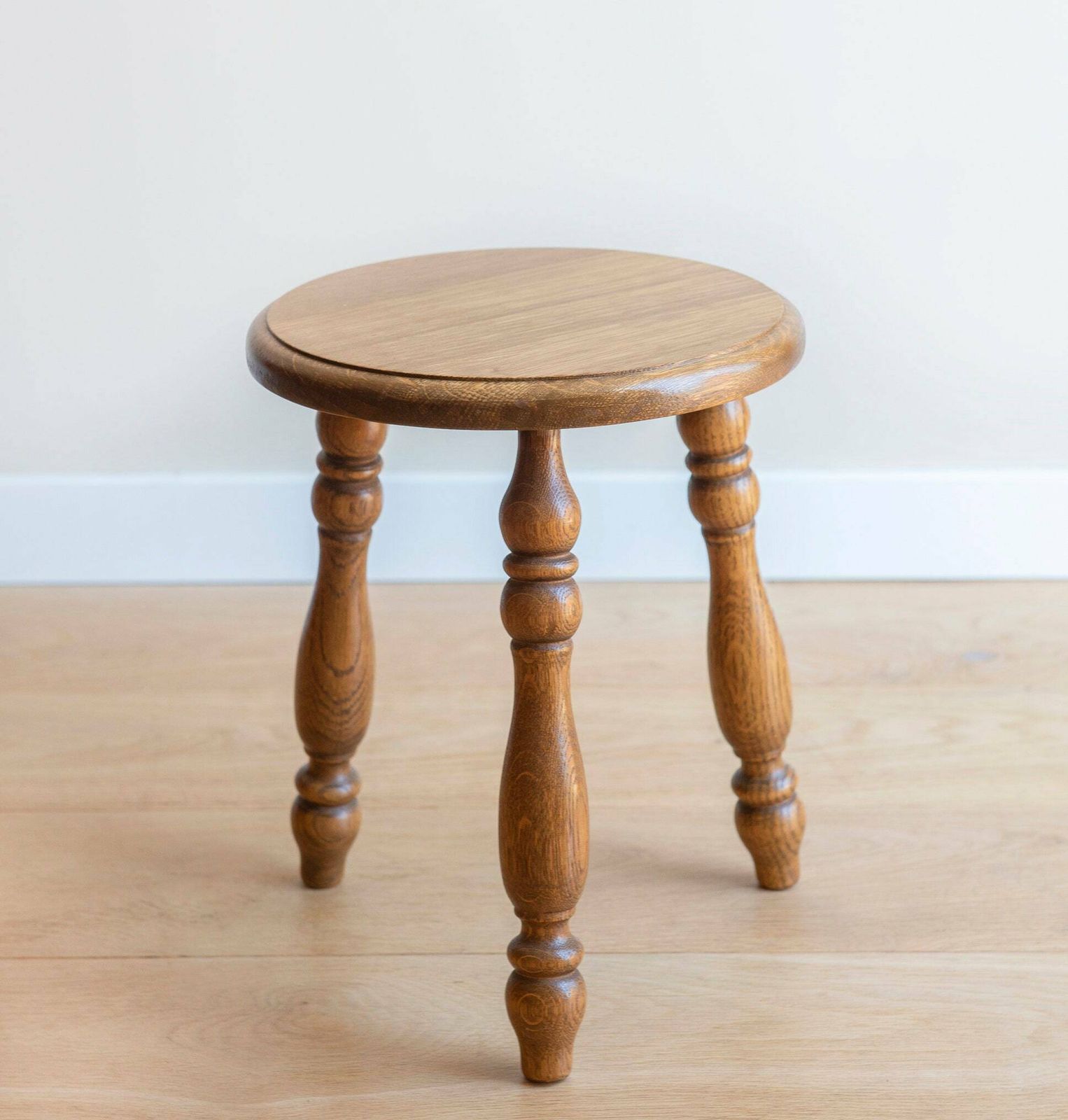 Houten Kruk Van Eiken Met Gedraaide Poten, Antieke Driepootstafel, Boerenkruk, Rustiek Plantenstandaard, Klein Handgesneden Tafeltje, Landelijke Decoratie