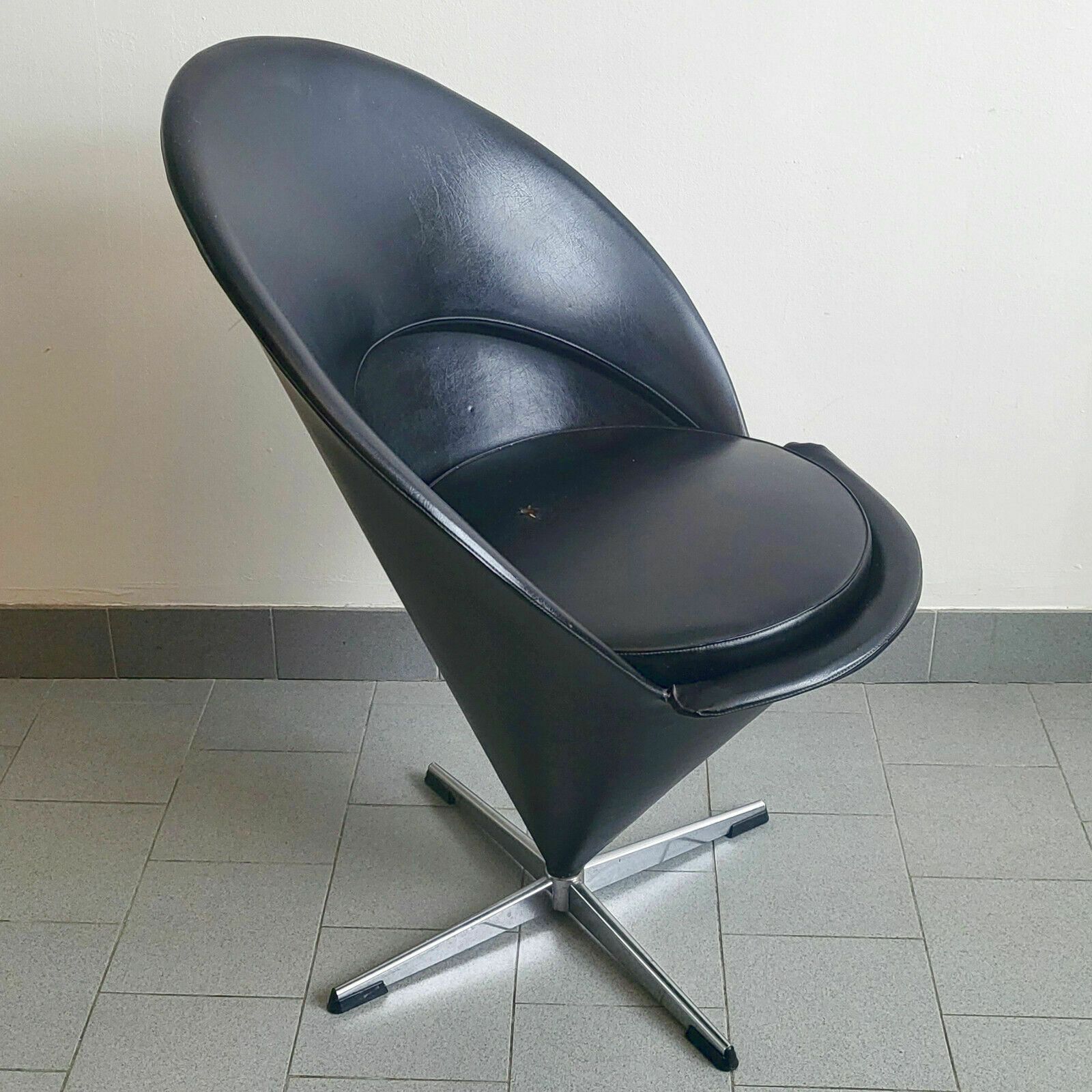 Vintage Cone Chair K1 Fauteuil Van Verner Panton, 1950, Zwart Kunstleer & Staal