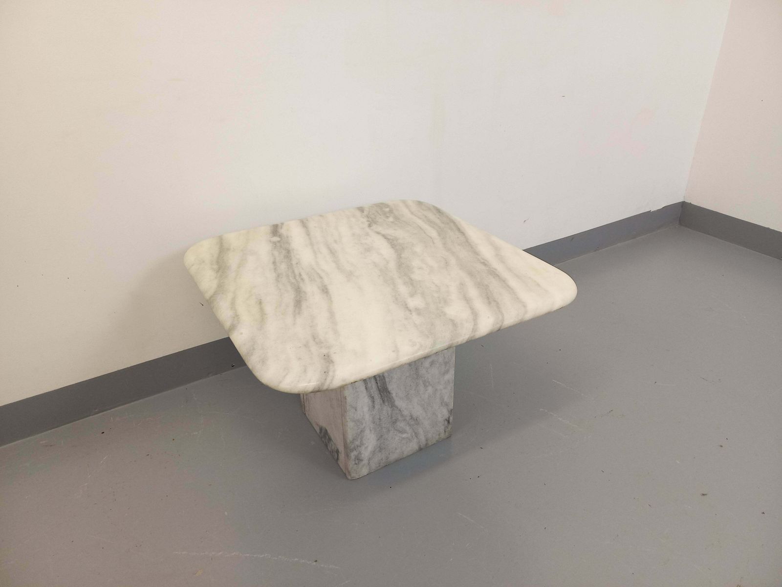 1038.0 Table basse carrée en marbre blanc photo