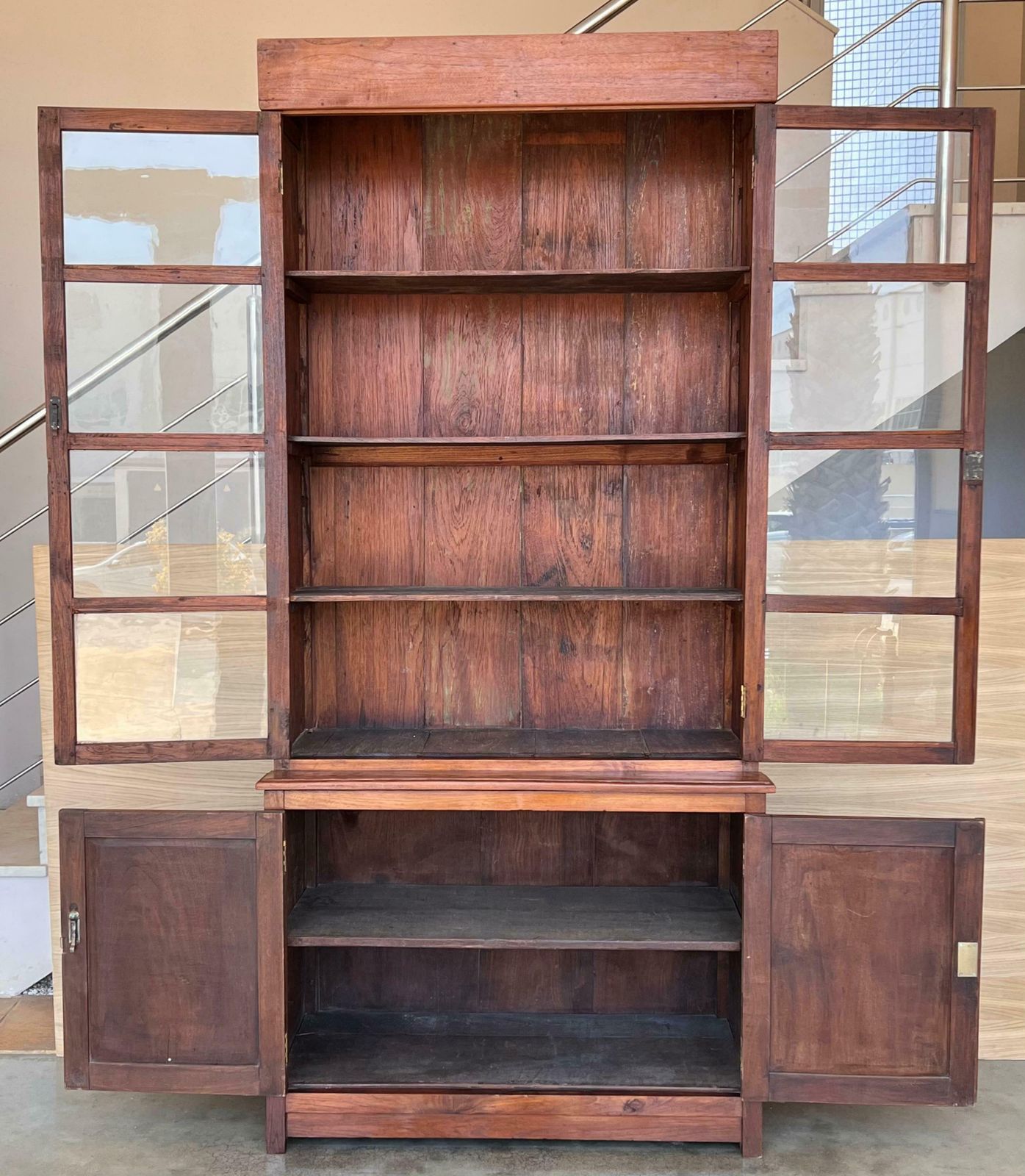 Grande armoire ou bibliothèque espagnole en pin avec vitrine, XIXe siècle photo 7203.0