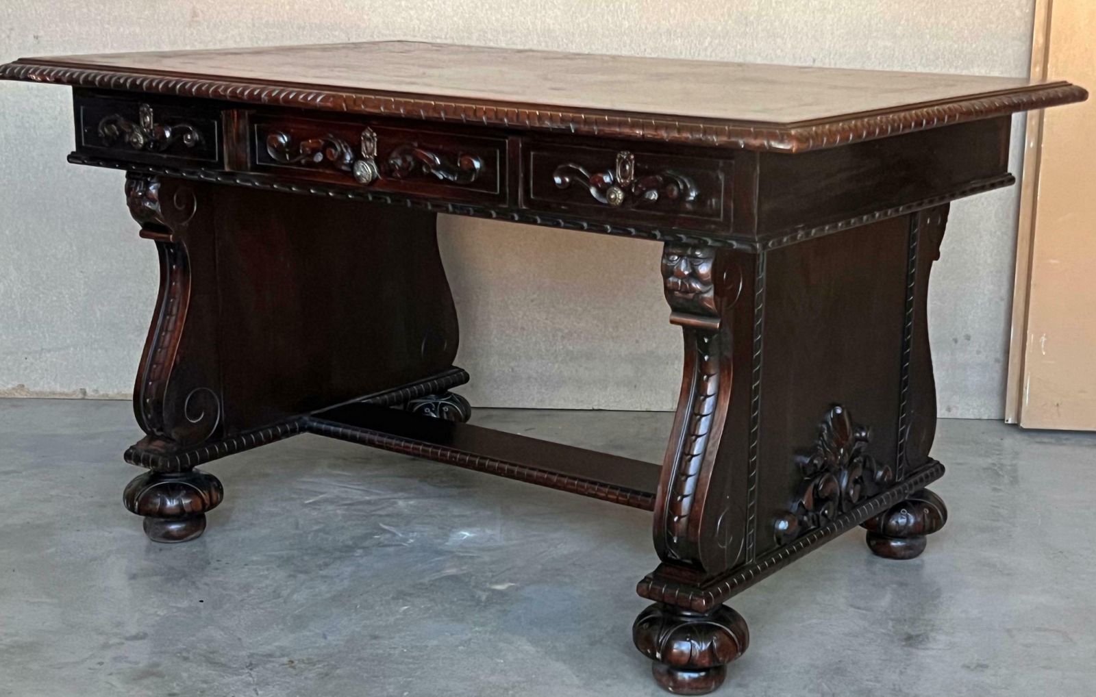 Bureau français de style Renaissance XIXe siècle à trois tiroirs photo buy