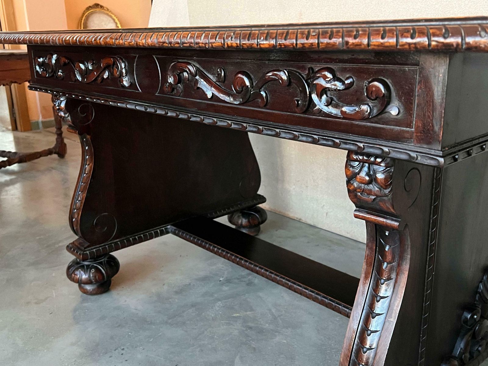 4253.0 Bureau français de style Renaissance XIXe siècle à trois tiroirs photo