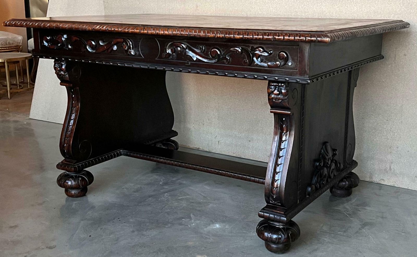 photo vinterior Bureau français de style Renaissance XIXe siècle à trois tiroirs