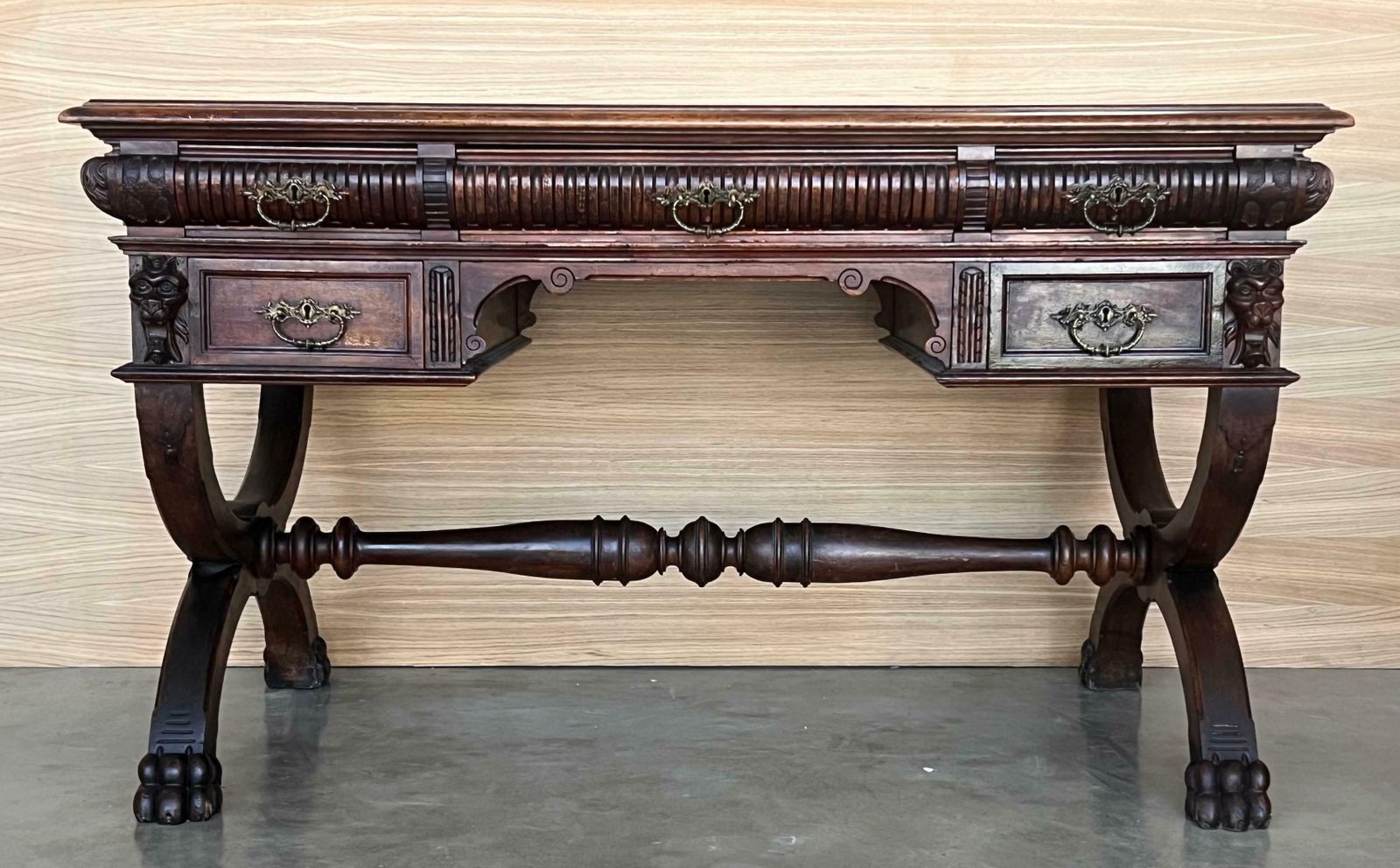 photo furniture Bureau espagnol en noyer XIXe siècle à deux tiroirs, pieds tournés robustes, années 1890