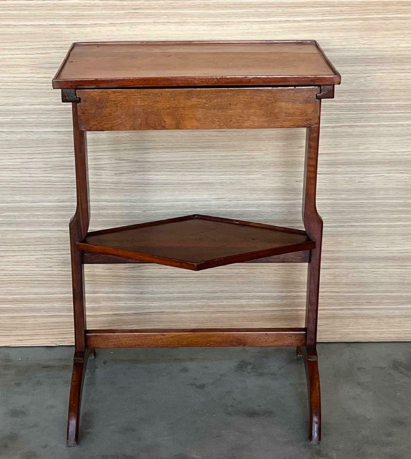 Table de chevet ou table d'appoint Art Nouveau française, avec tiroir et étagère photo furniture