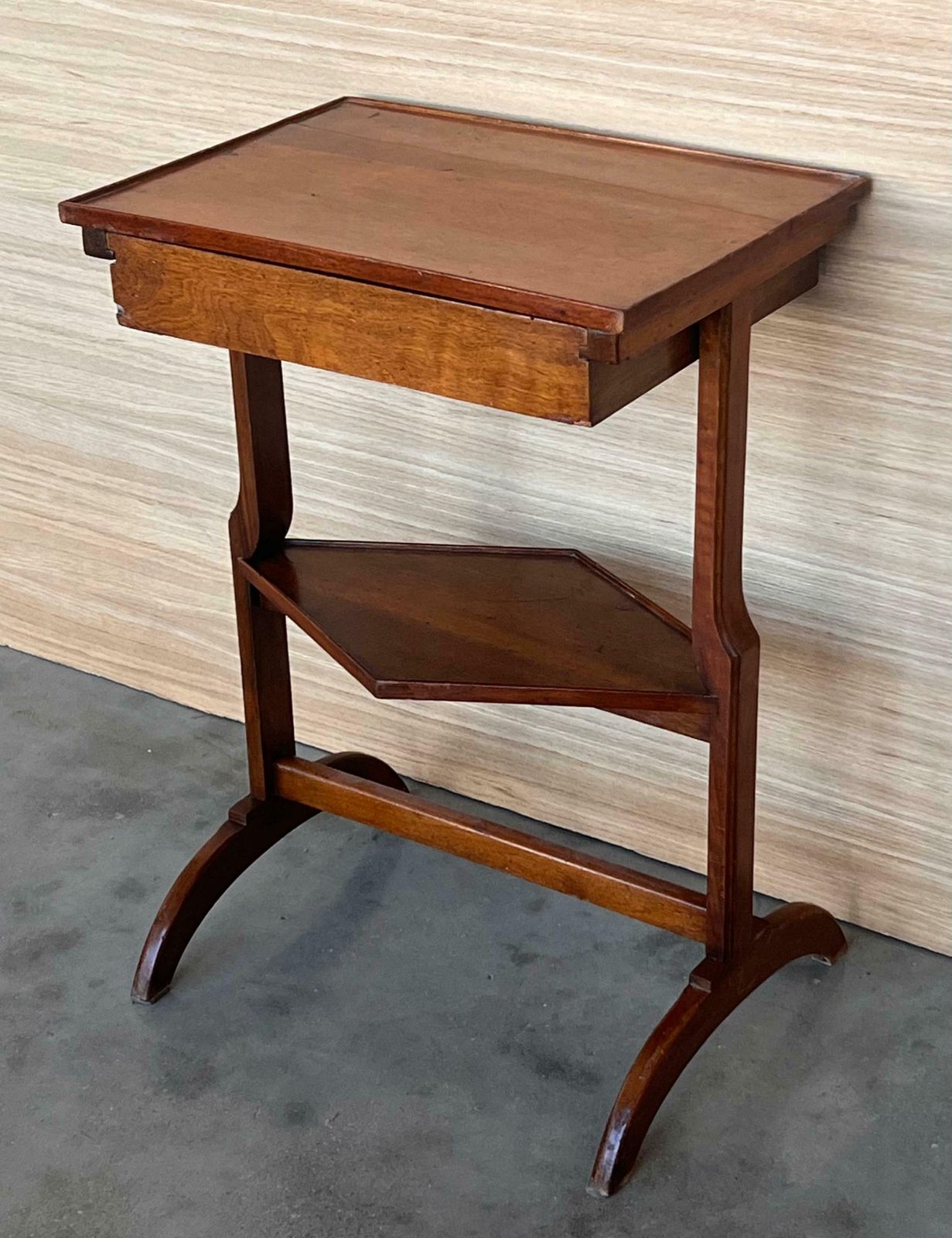 Table de chevet ou table d'appoint Art Nouveau française, avec tiroir et étagère photo Mobilier