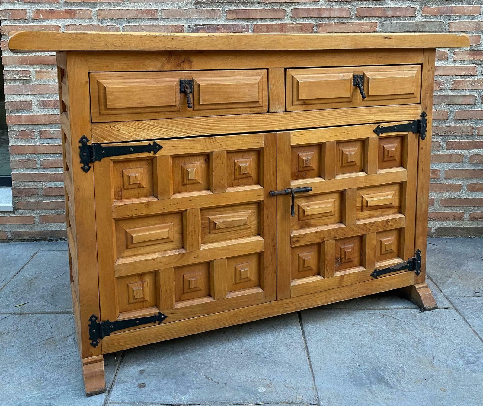Commode catalane sculptée en noyer, Espagne, années 1940 photo Mobilier