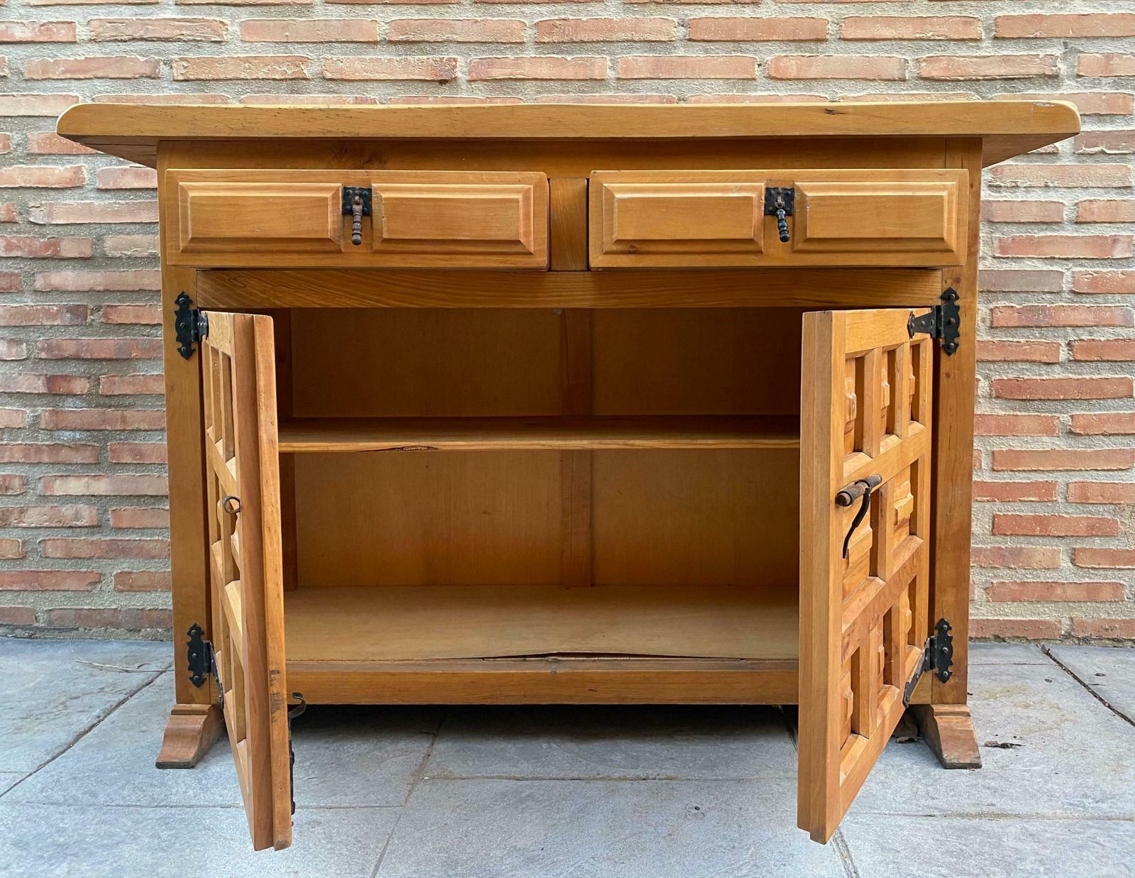 Commode catalane sculptée en noyer, Espagne, années 1940 photo vinterior