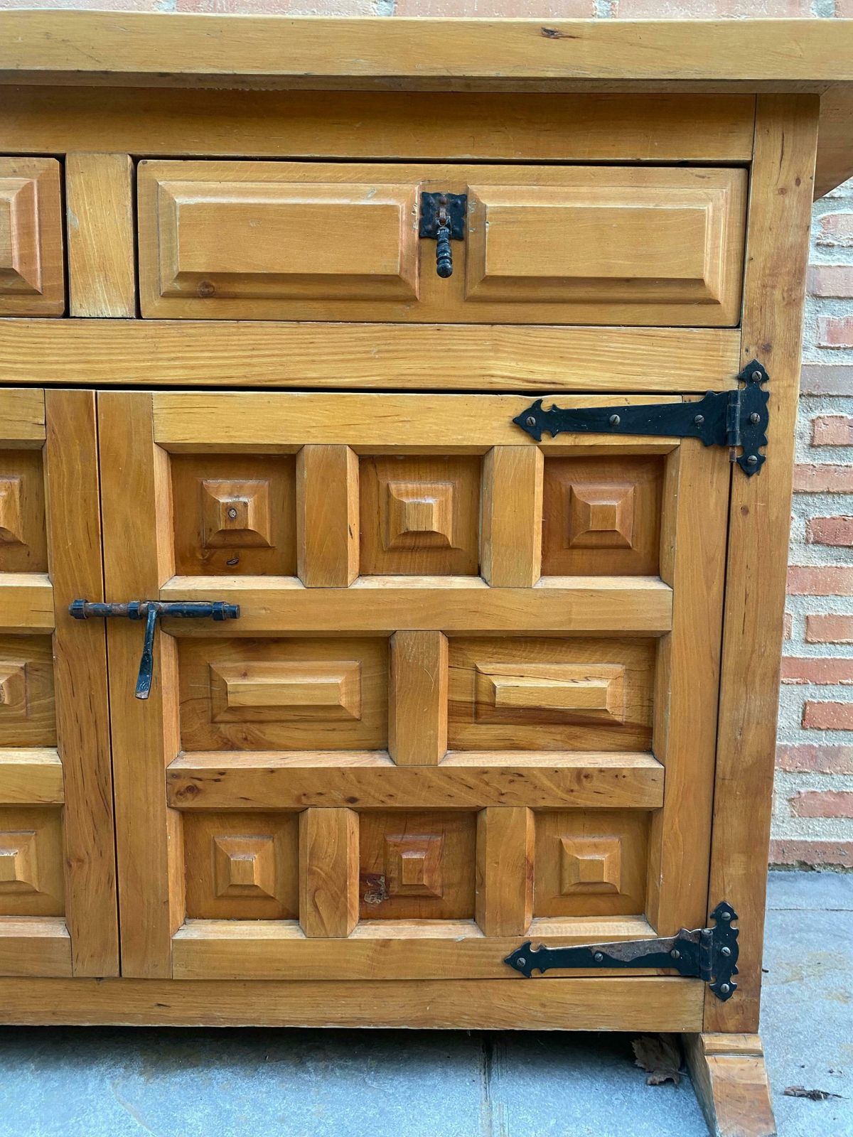 Commode catalane sculptée en noyer, Espagne, années 1940 photo buy