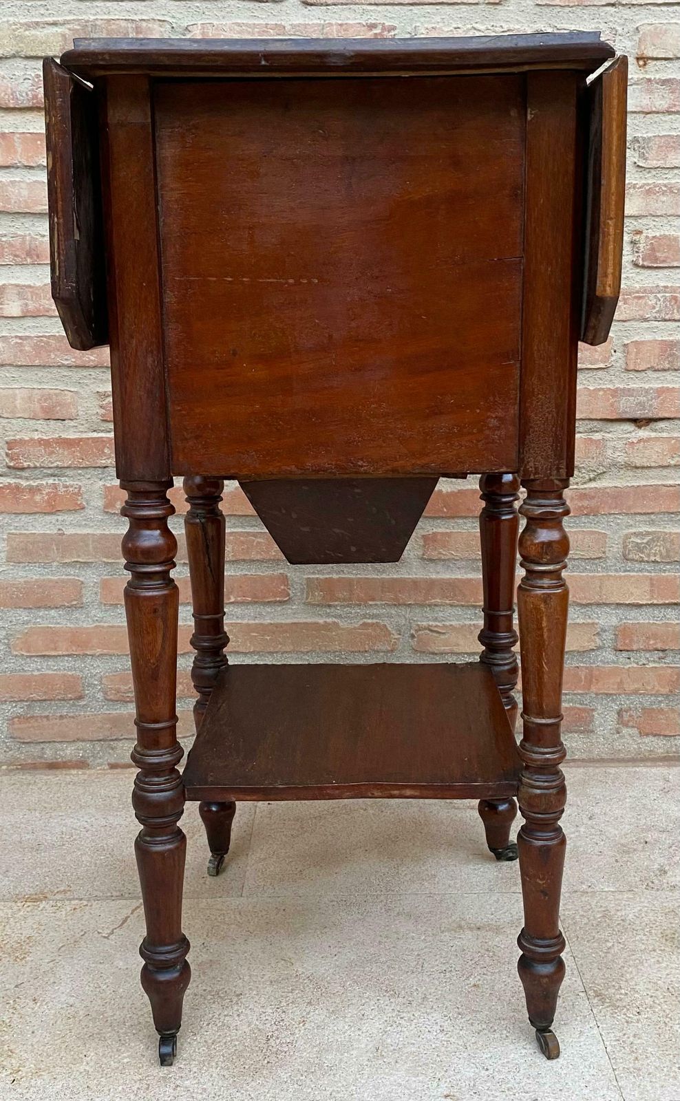 Table Regency anglaise en noyer, avec abattants et roulettes, années 1920 photo Mobilier