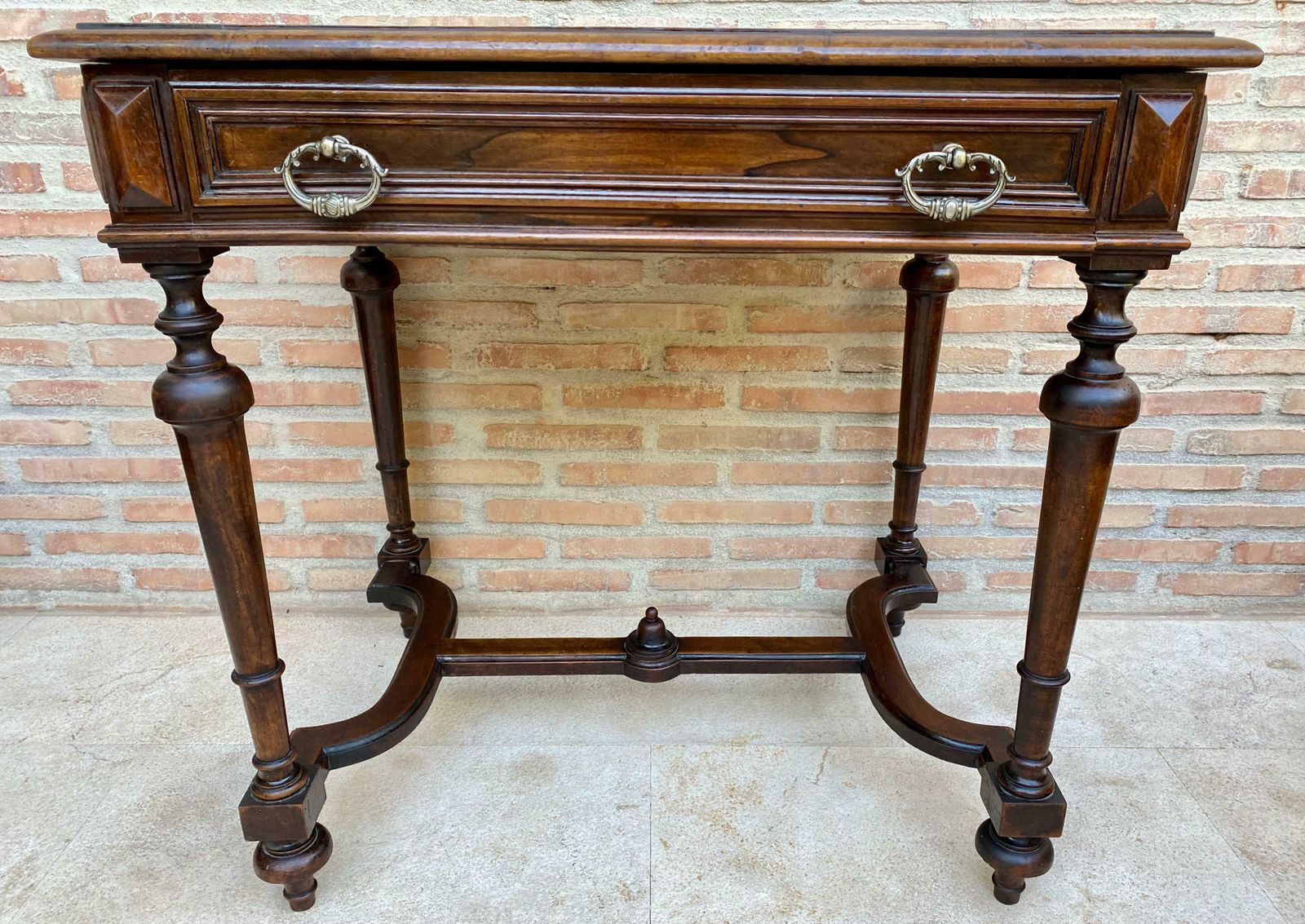 Table d'appoint Louis XVI en noyer avec tiroir, années 1920 photo for sale