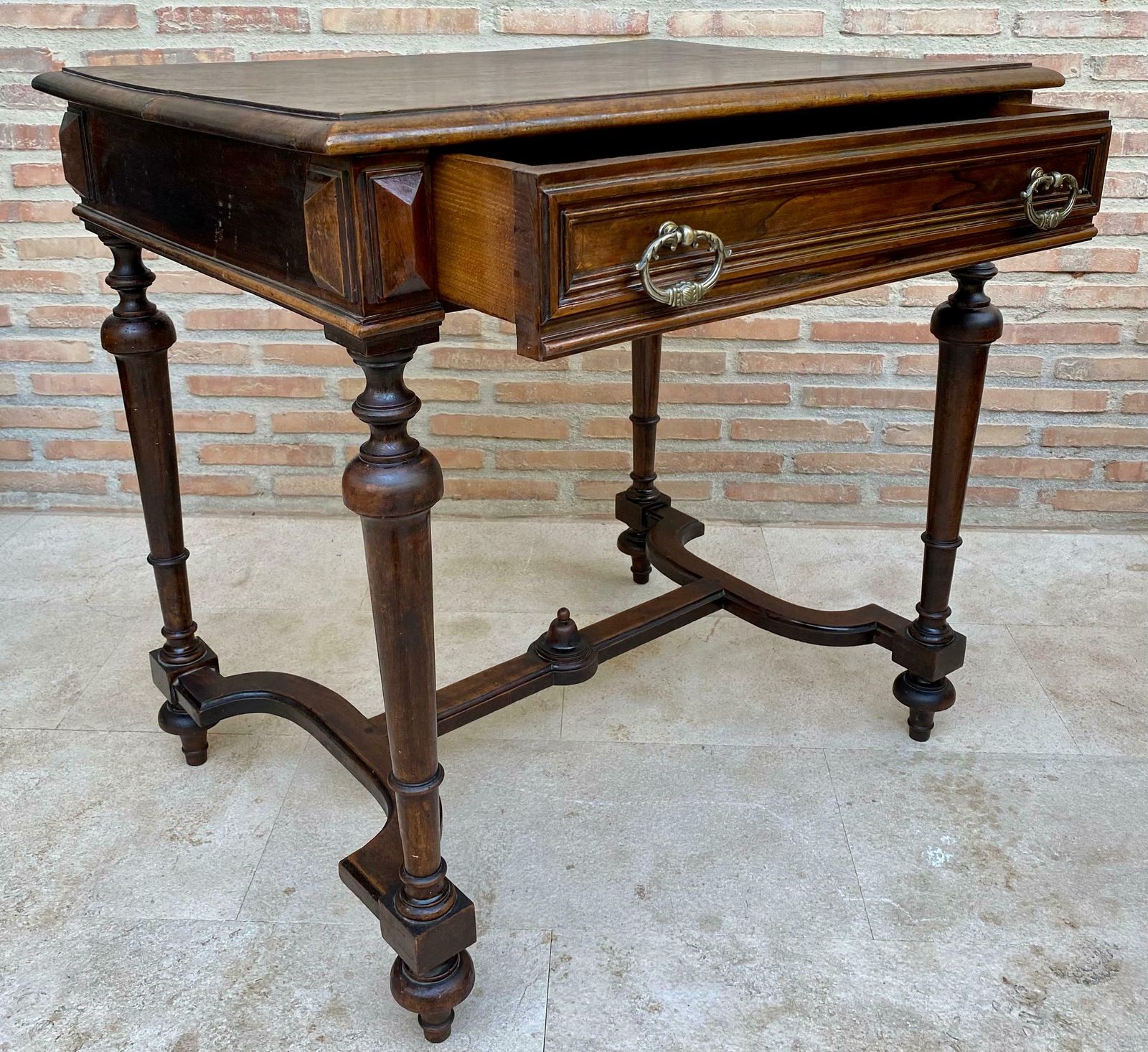Table d'appoint Louis XVI en noyer avec tiroir, années 1920 photo vinterior