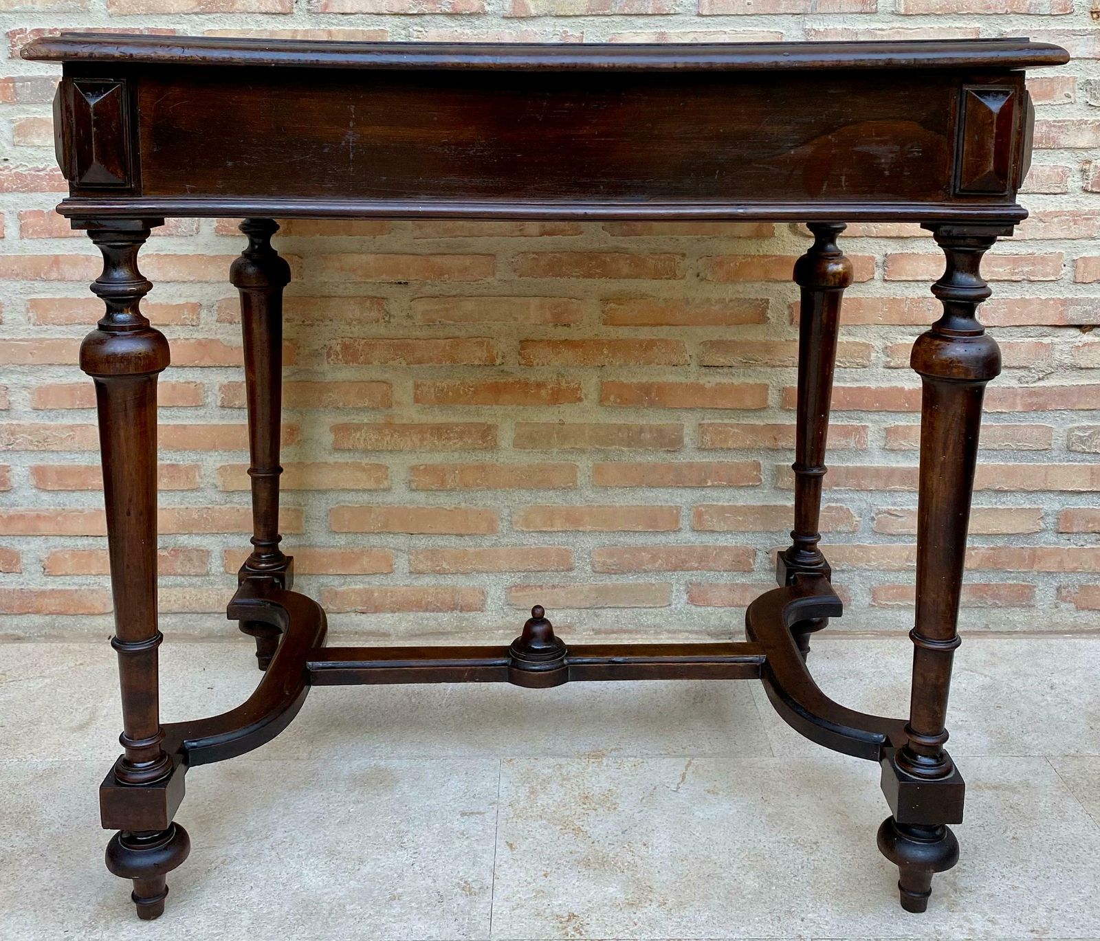 Mobilier Table d'appoint Louis XVI en noyer avec tiroir, années 1920 photo