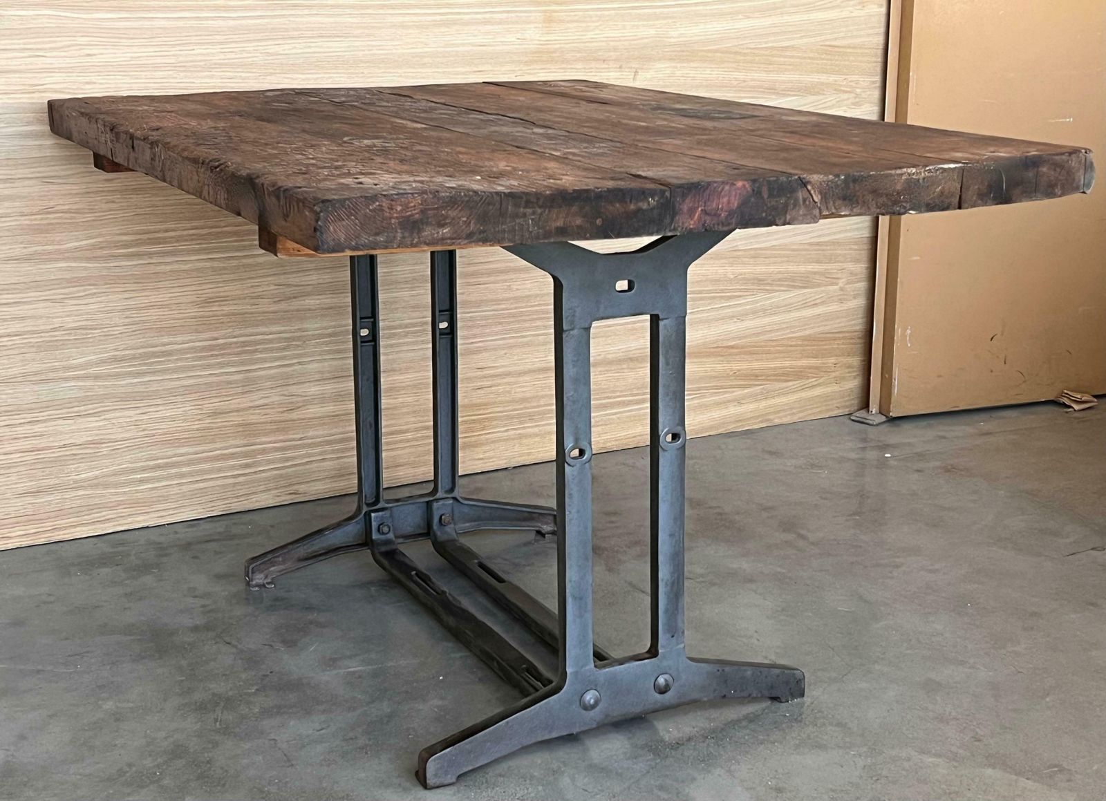 Mobilier Table de travail française en fonte pleine, plateau en bois photo