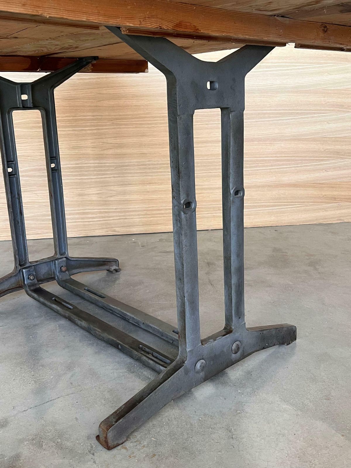 photo vintage Table de travail française en fonte pleine, plateau en bois