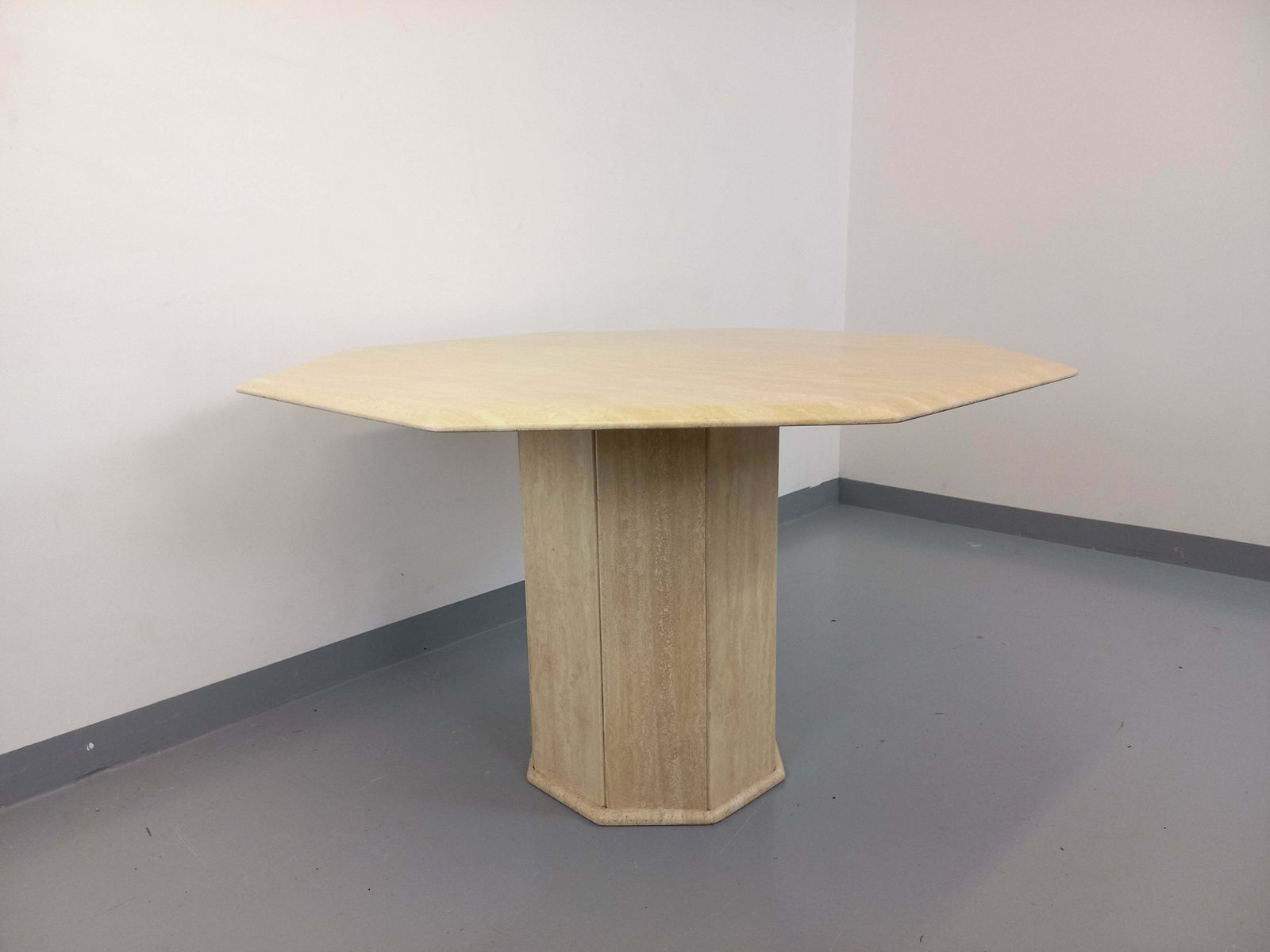 Table octogonale en travertin, années 1980 photo 1517.0