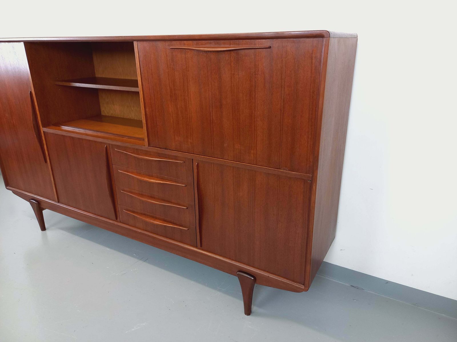 photo furniture Buffet haut scandinave en teck 2