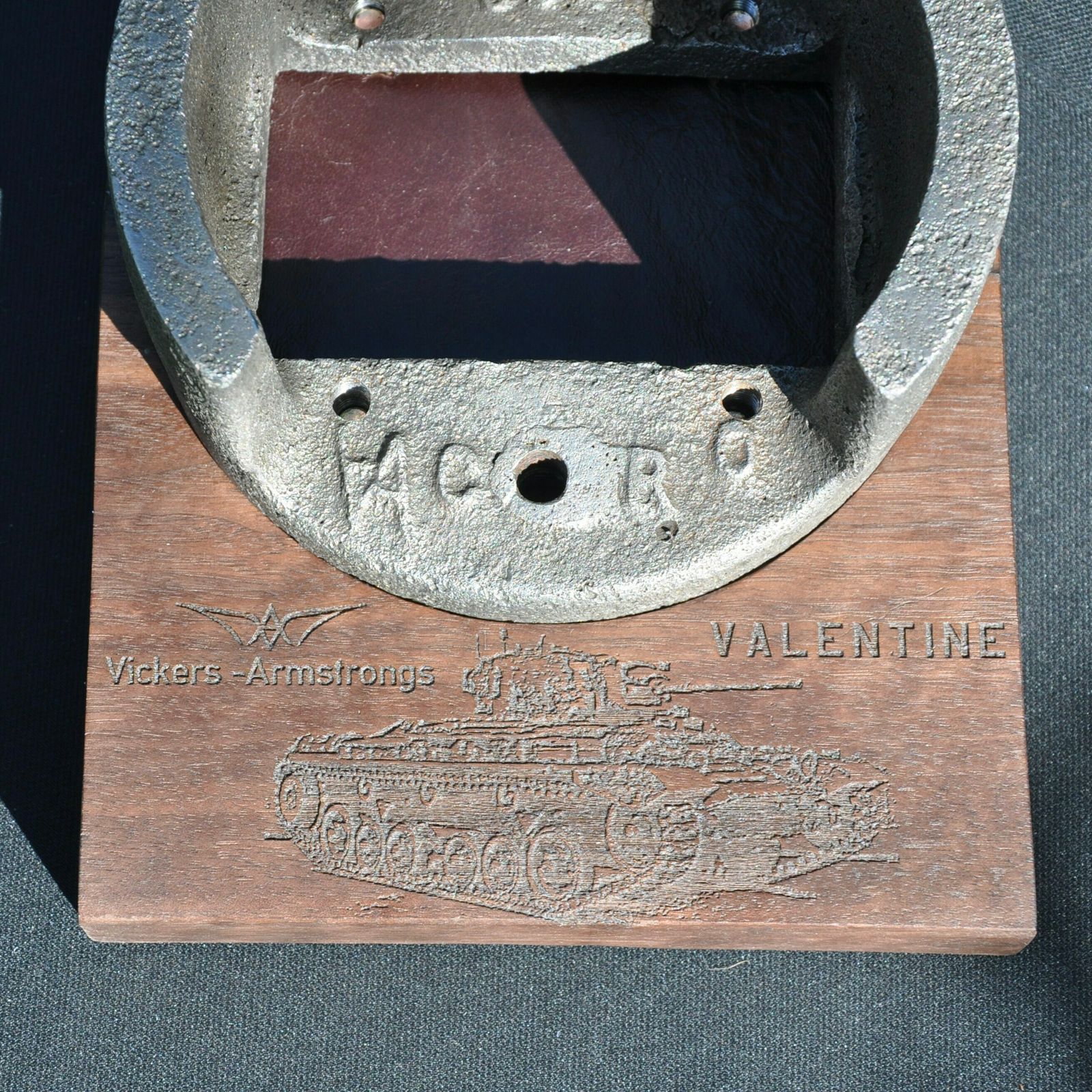 Ww2 Valentine Tank Part Desk Tidy / Mobile Phone Holder photo vinterior