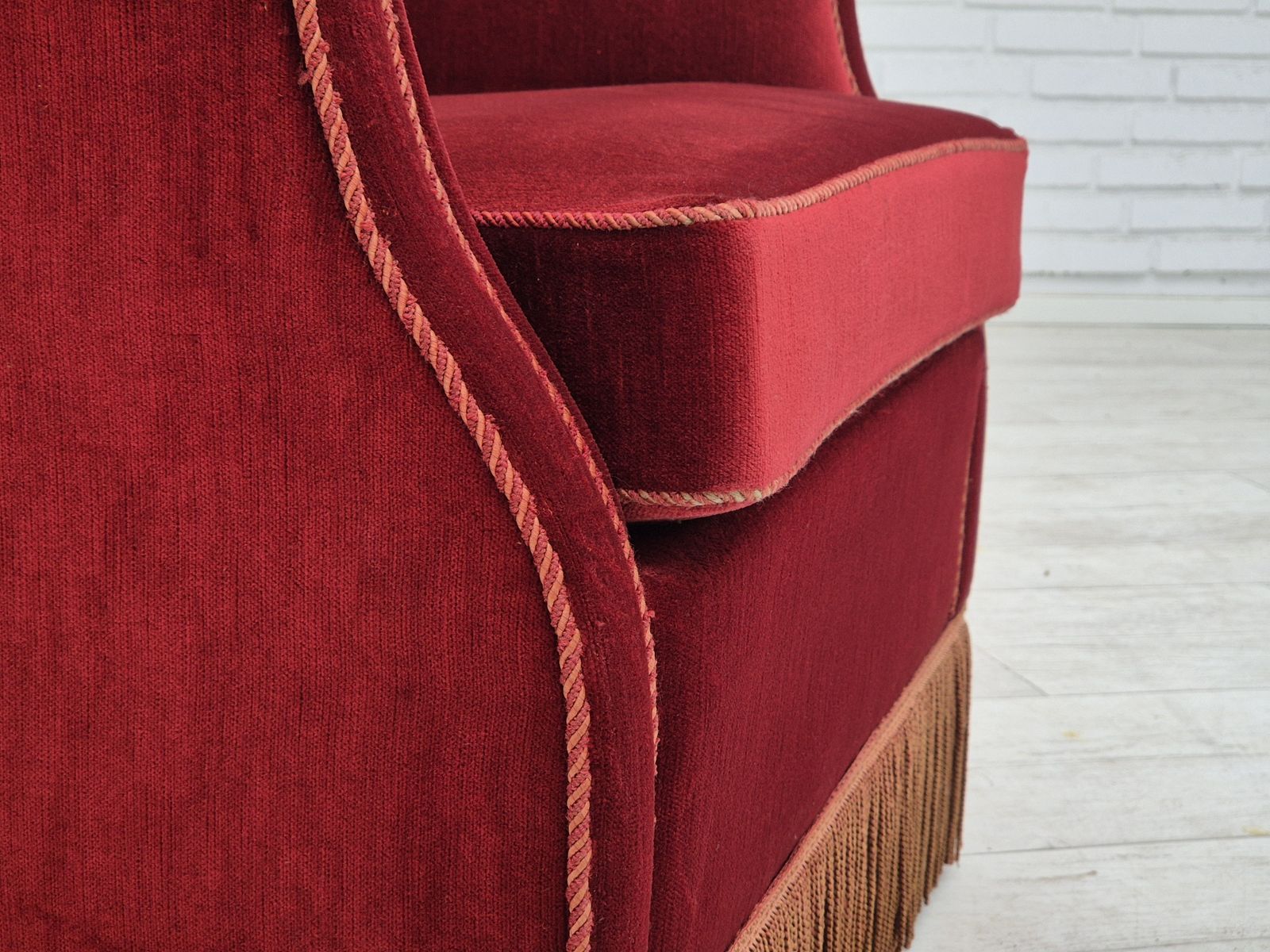 Meubels Jaren 1970, Deense Hoge Wingback Fauteuil, Ongerestaureerde Staat, Meubelvelours, Essenhout. photo