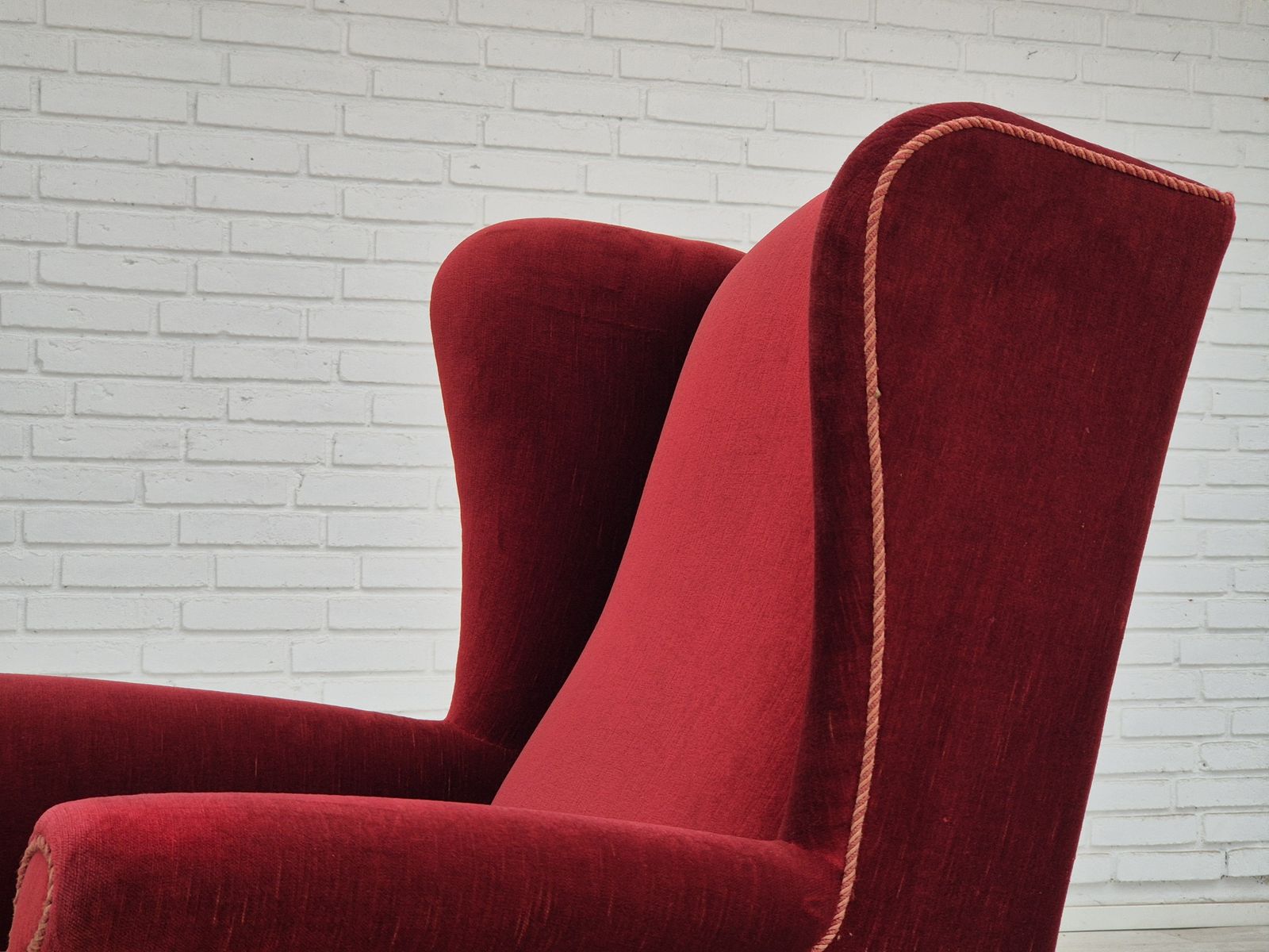 photo vintage Jaren 1970, Deense Hoge Wingback Fauteuil, Ongerestaureerde Staat, Meubelvelours, Essenhout.