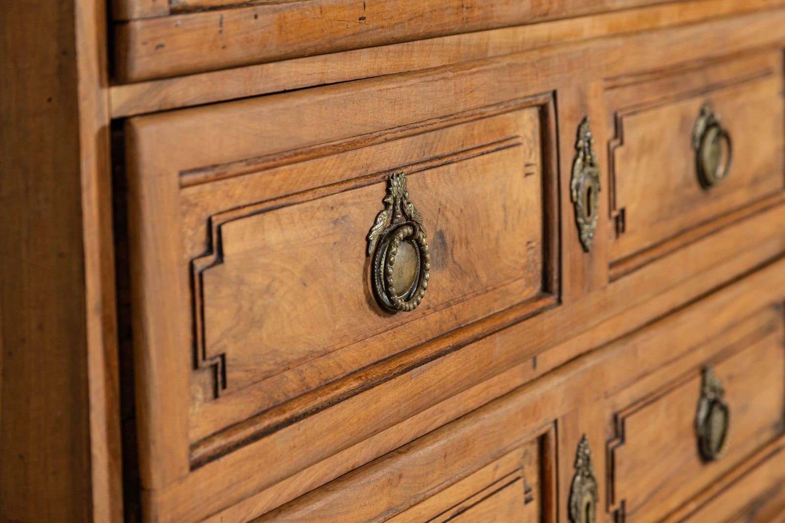 photo vinterior Large 18thc French Fruitwood Commode