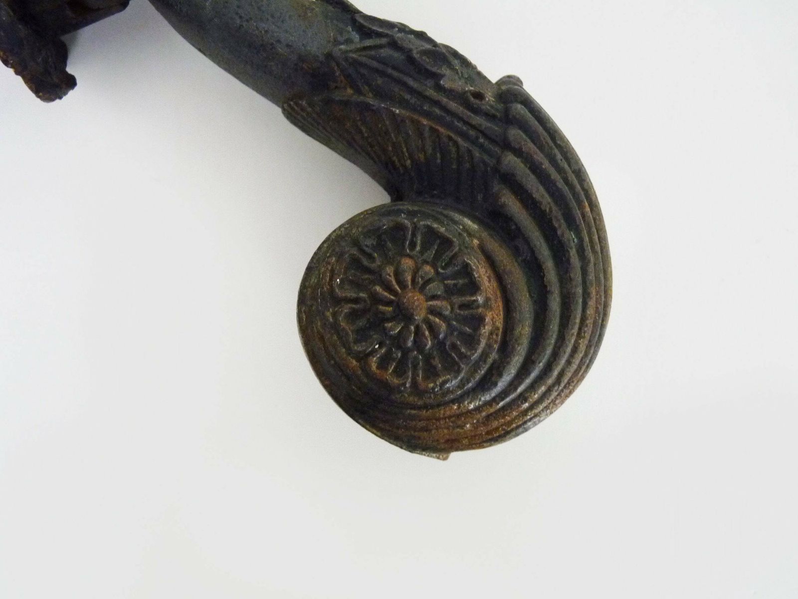 Oude Gietijzeren Deurklopper In De Vorm Van Een Hand Met Bal. Deurhamer. photo Bouwonderdelen