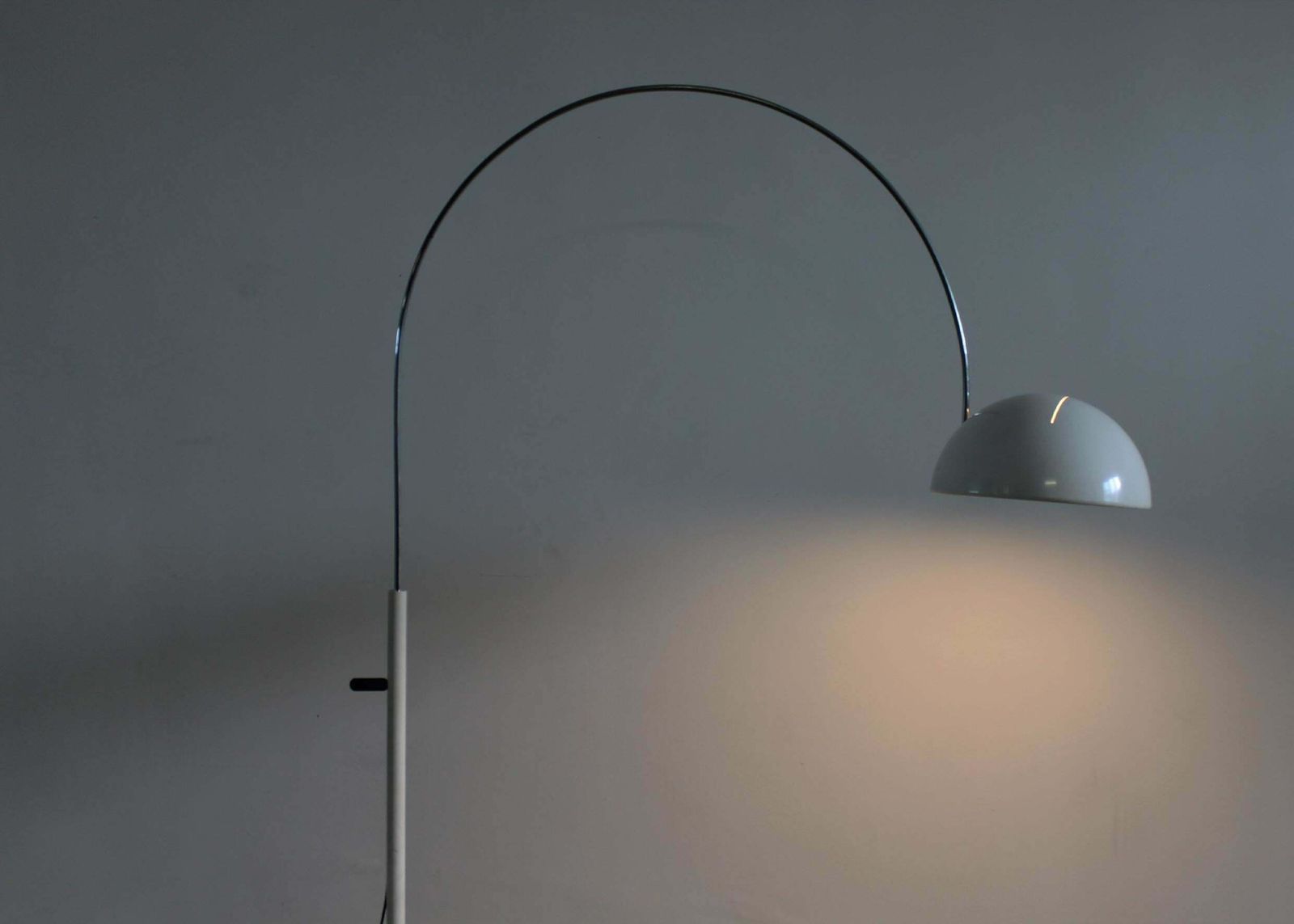 Joe Colombo Coupè 3320r Floor Lamp In White Lacquered Metal By Oluce 1967 Italia photo for sale