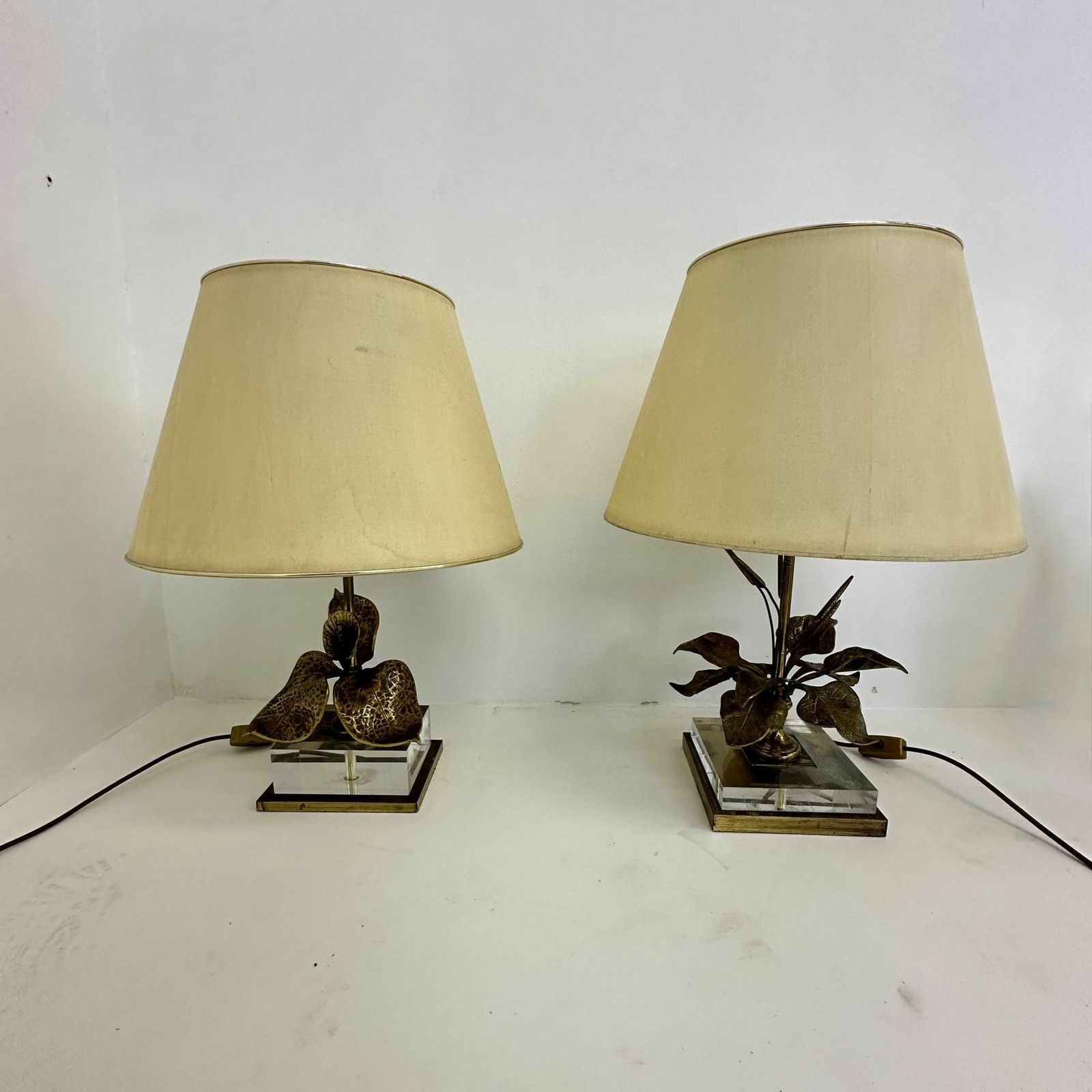 photo vintage Hollywood Regency Design Table Lamp Lucite With Brass Flower , 1970s