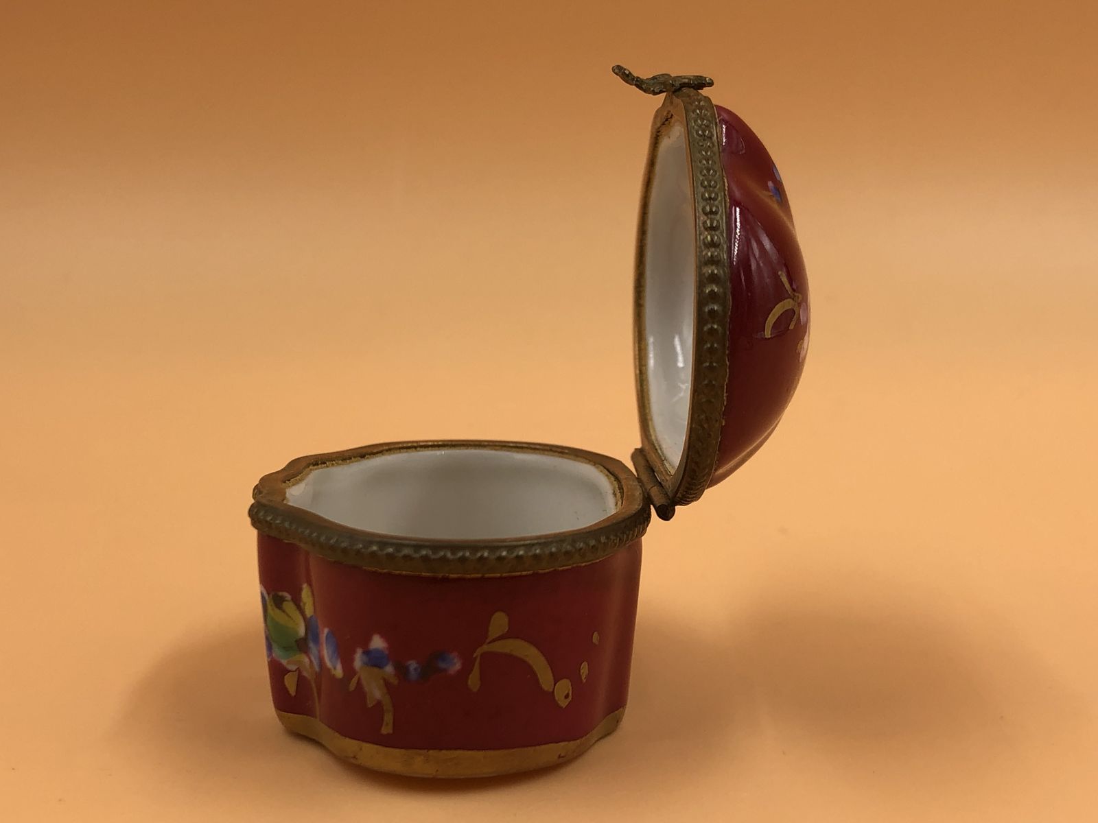 Peint Main Limoges Porcelain France No. 682 Hand Painted Hinged Trinket / Jewelry Box. photo Home Decor