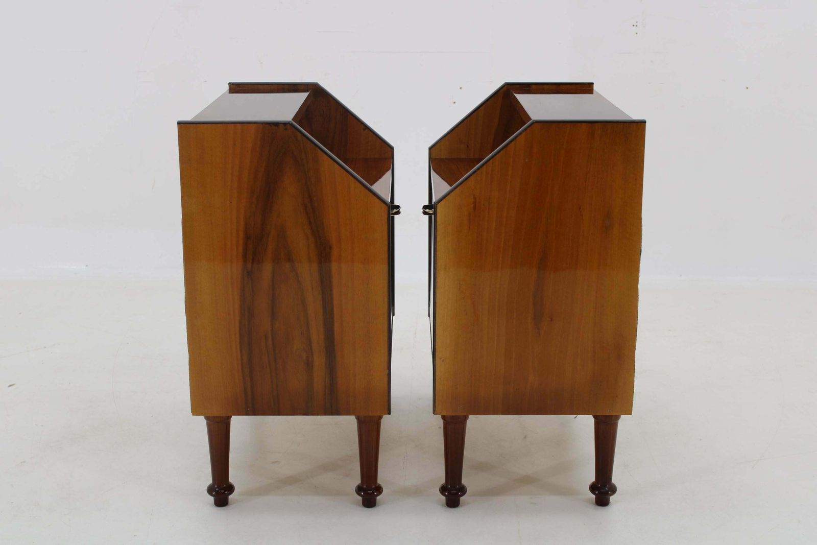 1960s Pair Of Nightstands In Walnut Finish, Italy photo vinterior