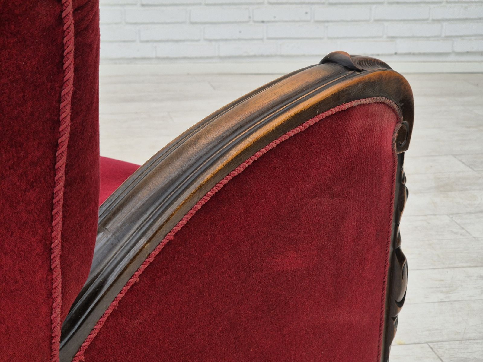 photo vinterior Ca. Jaren 1950, Deense Fauteuil Met Voetenbank, Meubelvelours, Essenhout.