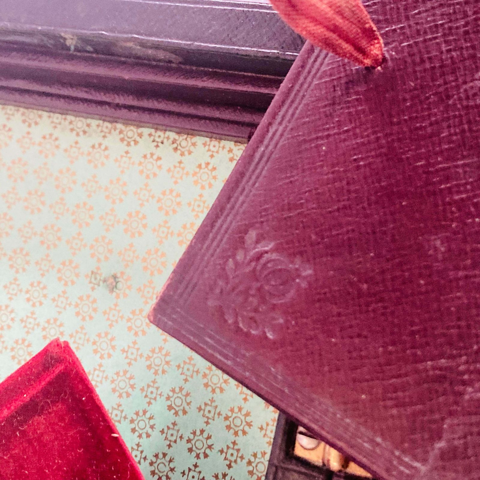 photo vinterior Antique Leather Jewellery / Vanity Box