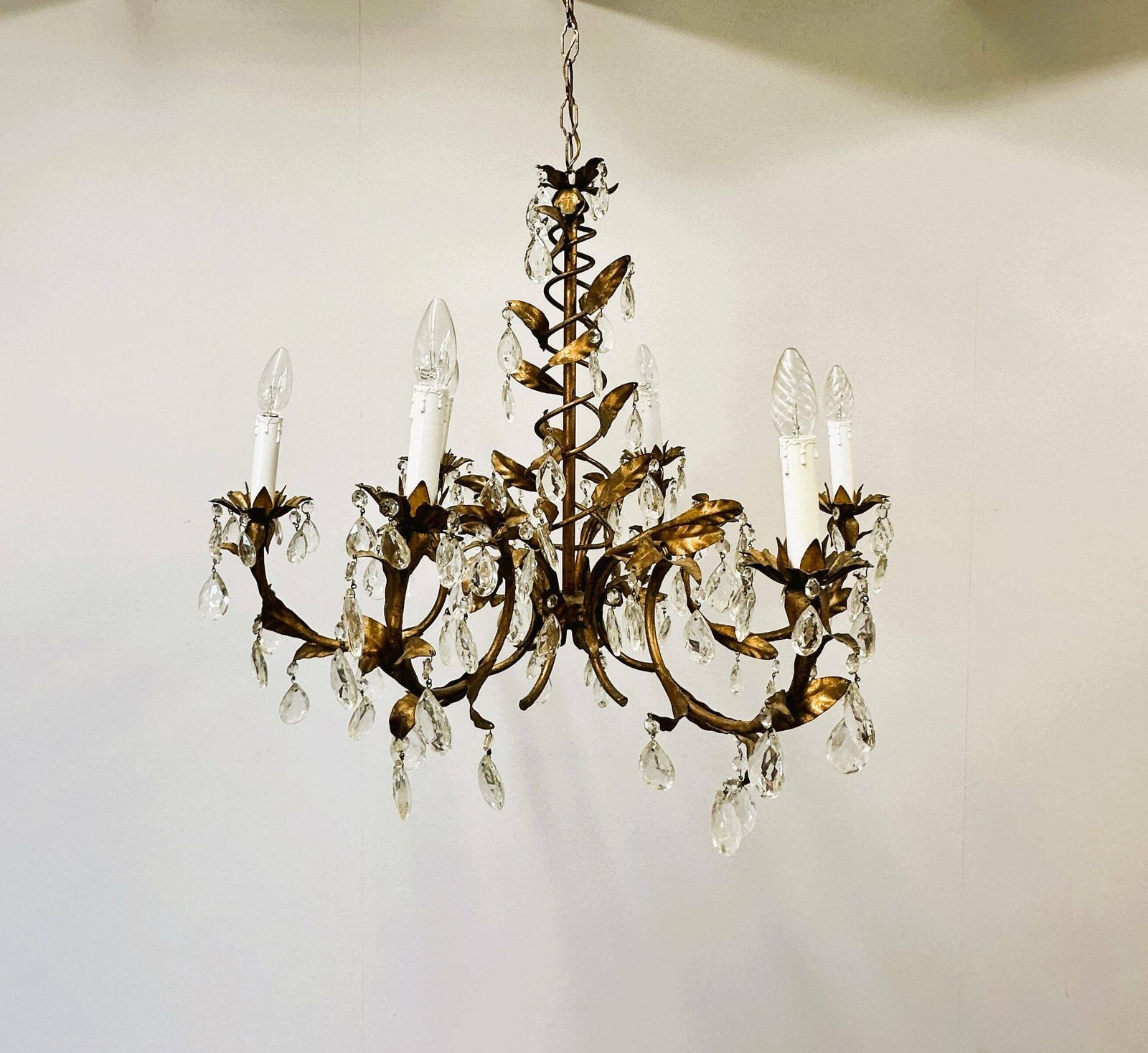 Vintage Kristallen Kroonluchter Met Bladgoud En 6 Lichtpunten, Ca. Jaren 1950. photo Verlichting