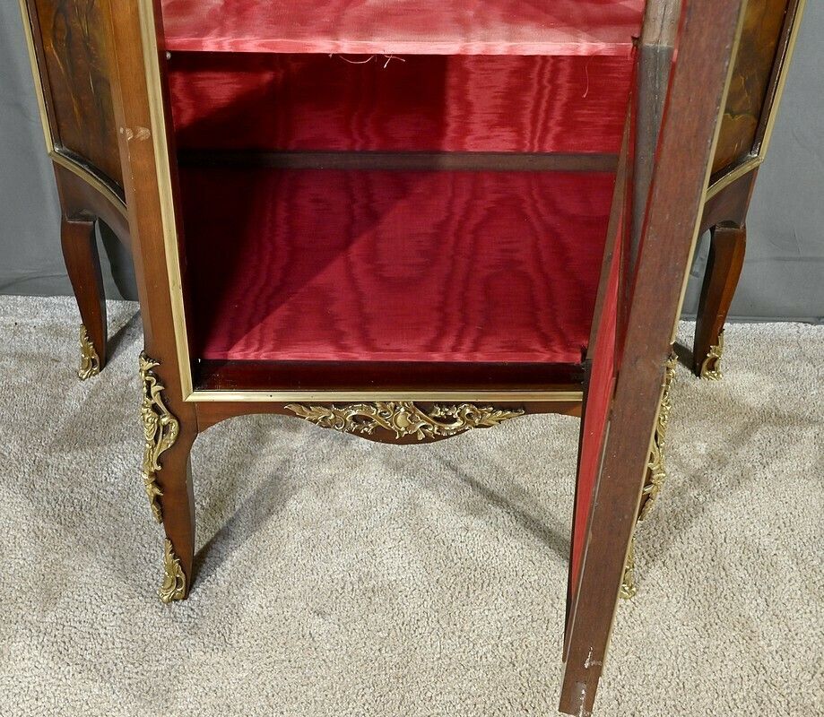 photo vintage Mahogany Display Case, Transition Style Louis XV Louis XVI – Part 1 Of The 20th Century