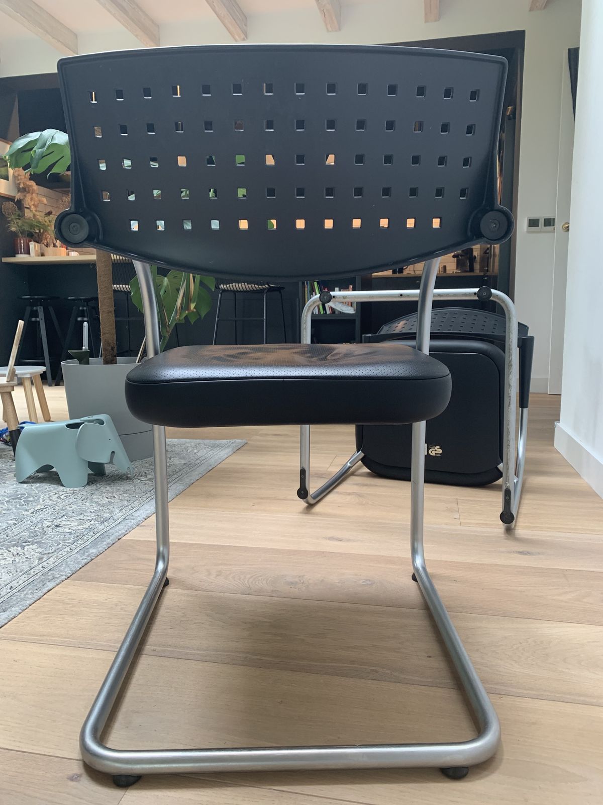 Vitra Visavis Visasoft Dining / Meeting Chair With Leather Seat Pad. (2no.) photo 180.0