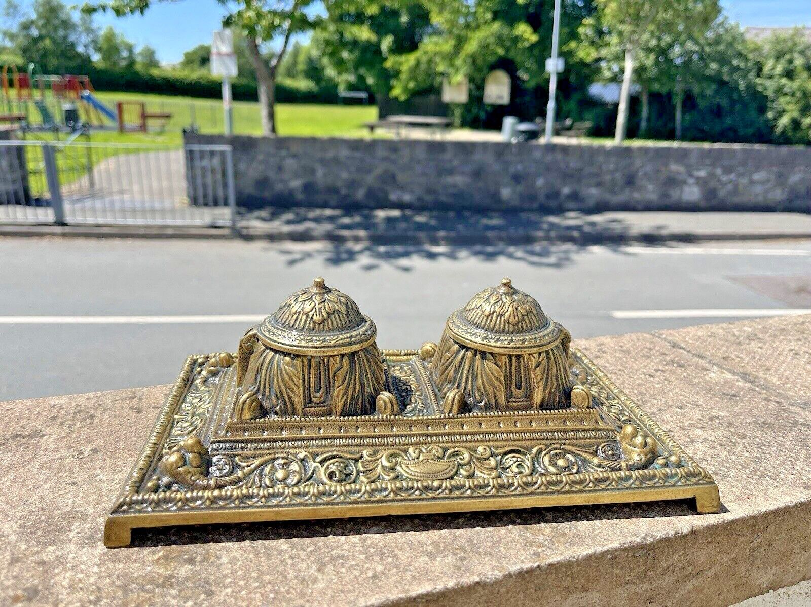 photo vintage Quality Antique Heavy Brass Double Inkwell & Liners Office Desk Accessory Prop