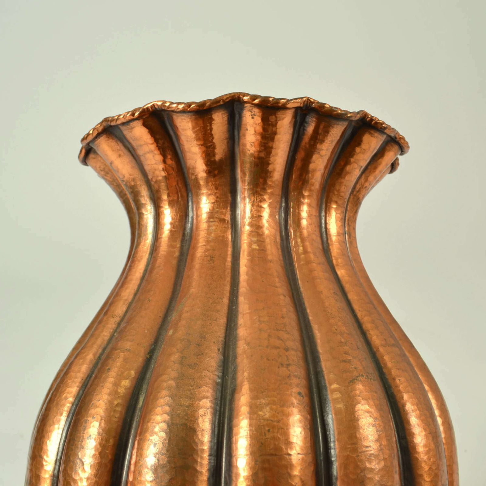 photo vintage Set Of Large Copper Amphora Vases By Egidio Casagrande, Italy 1950's