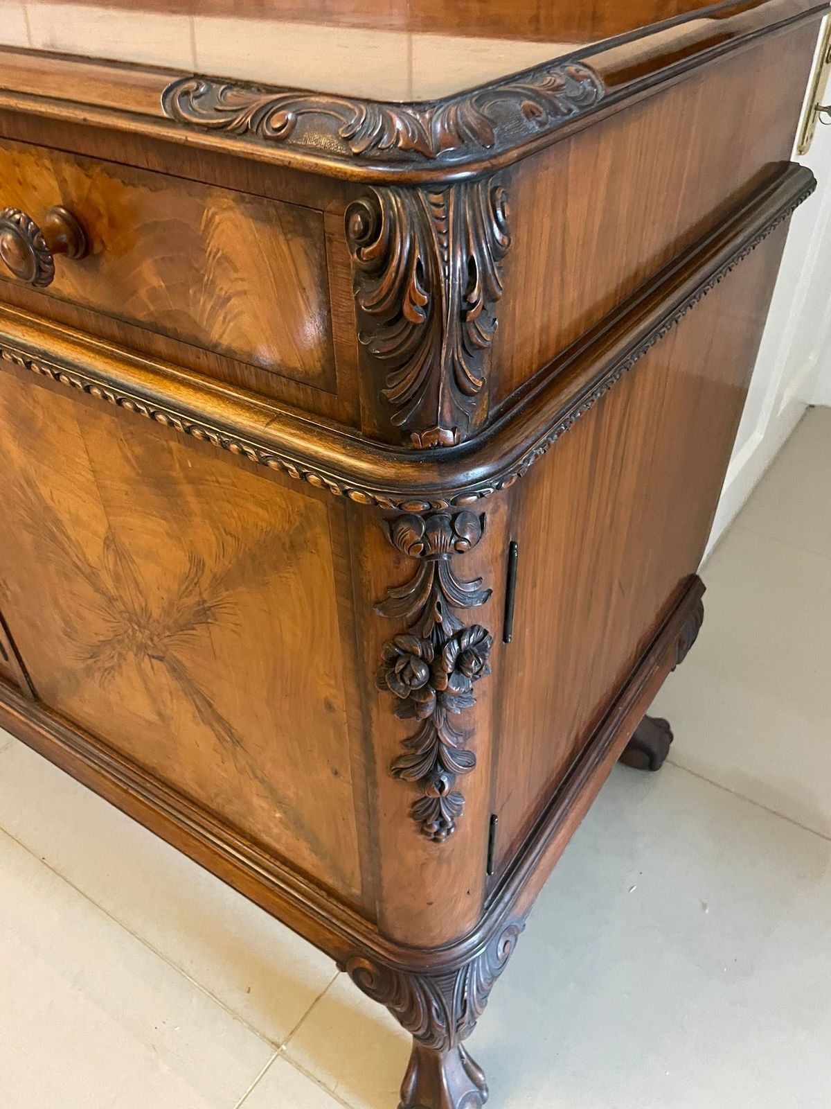photo vinterior Superb Quality Antique Early 20th Century Carved Burr Walnut Sideboard By Maple And Co.