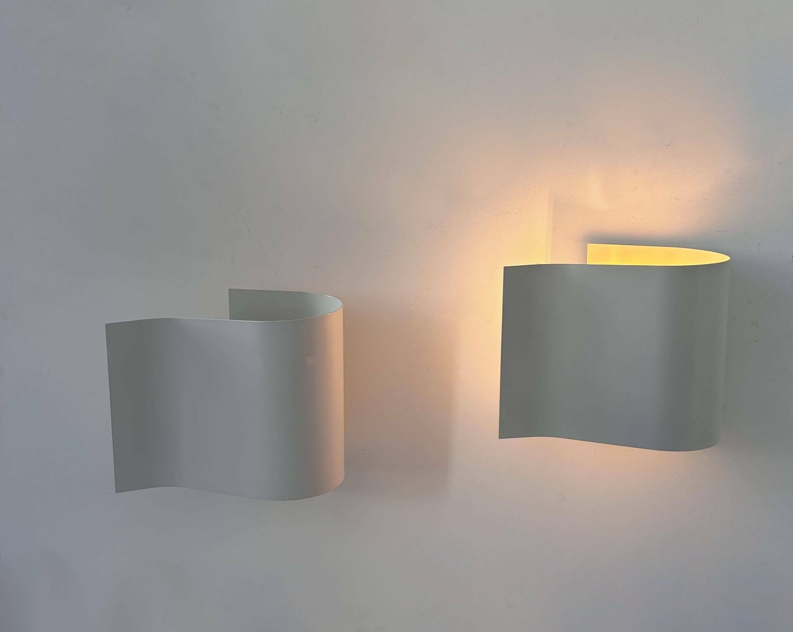 321.0 Pair Of Vintage Wall Lights, Curved White Lacquered Metal, France 1980 photo
