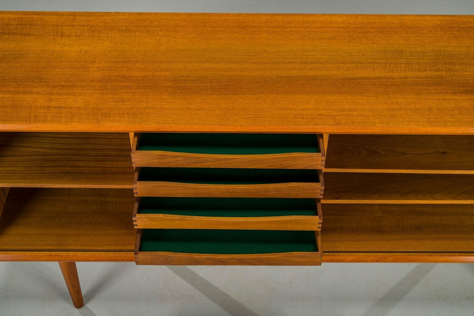 Svend Aage Larsen Zugeschriebenes Teak Sideboard Für Faarup Furniture Factory, Dänemark, 1960er photo vintage