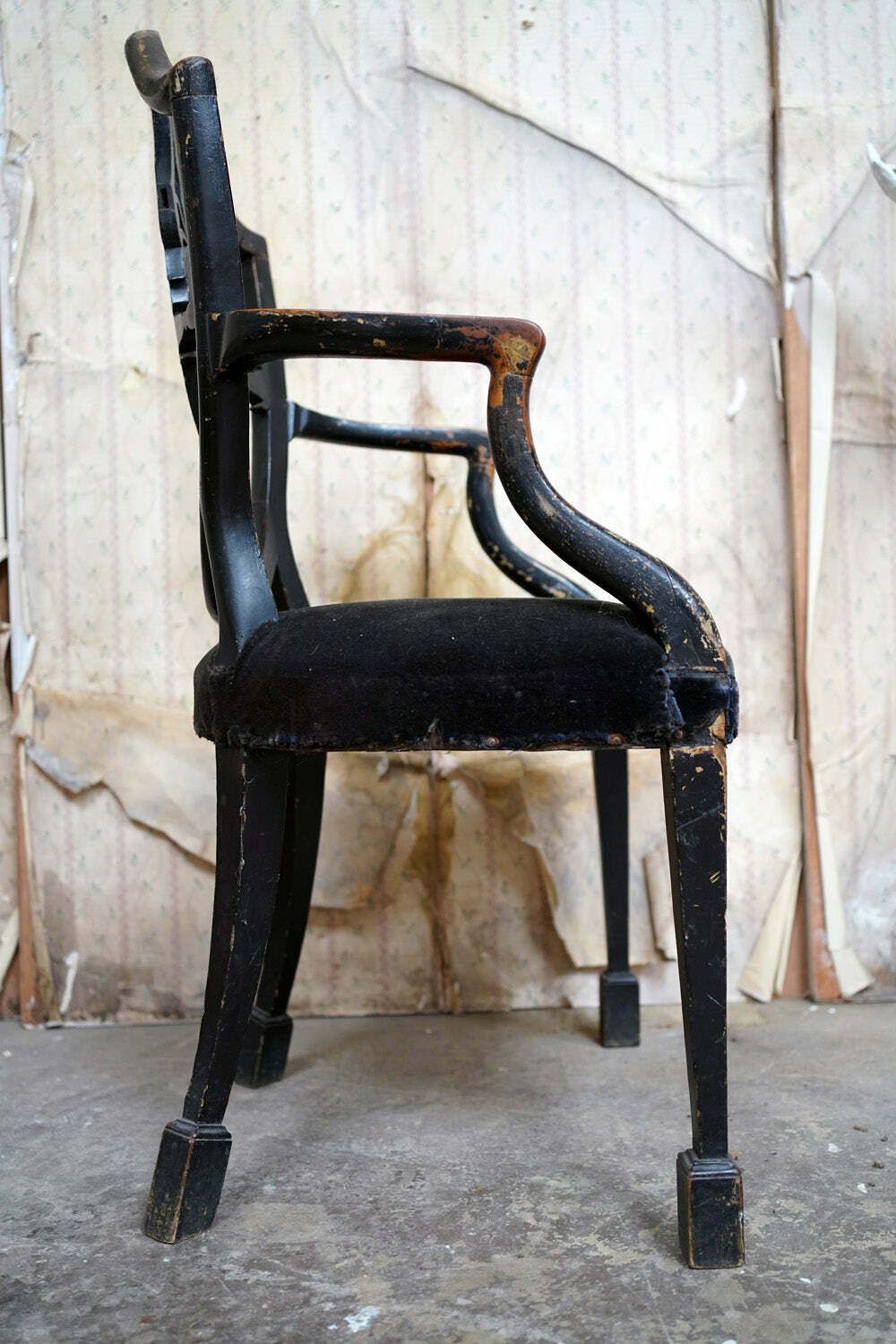 photo vintage A George III Period Black Painted Open Armchair C.1780