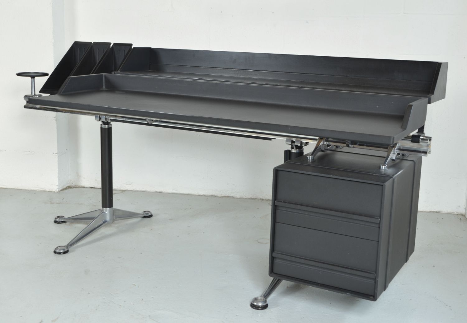 1980s Herman Miller Burdick Group Post Modern Industrial Design Modular Office Desk USA