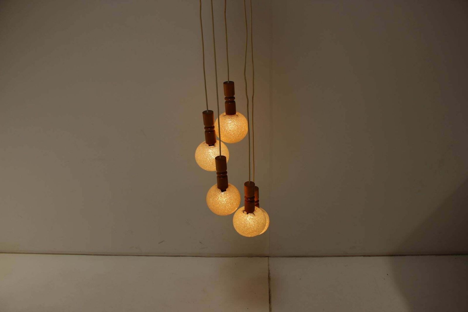 Cascade Hanglamp Uit De Jaren 1970 Met Plastic Kappen, Tsjecho Slowakije photo vintage