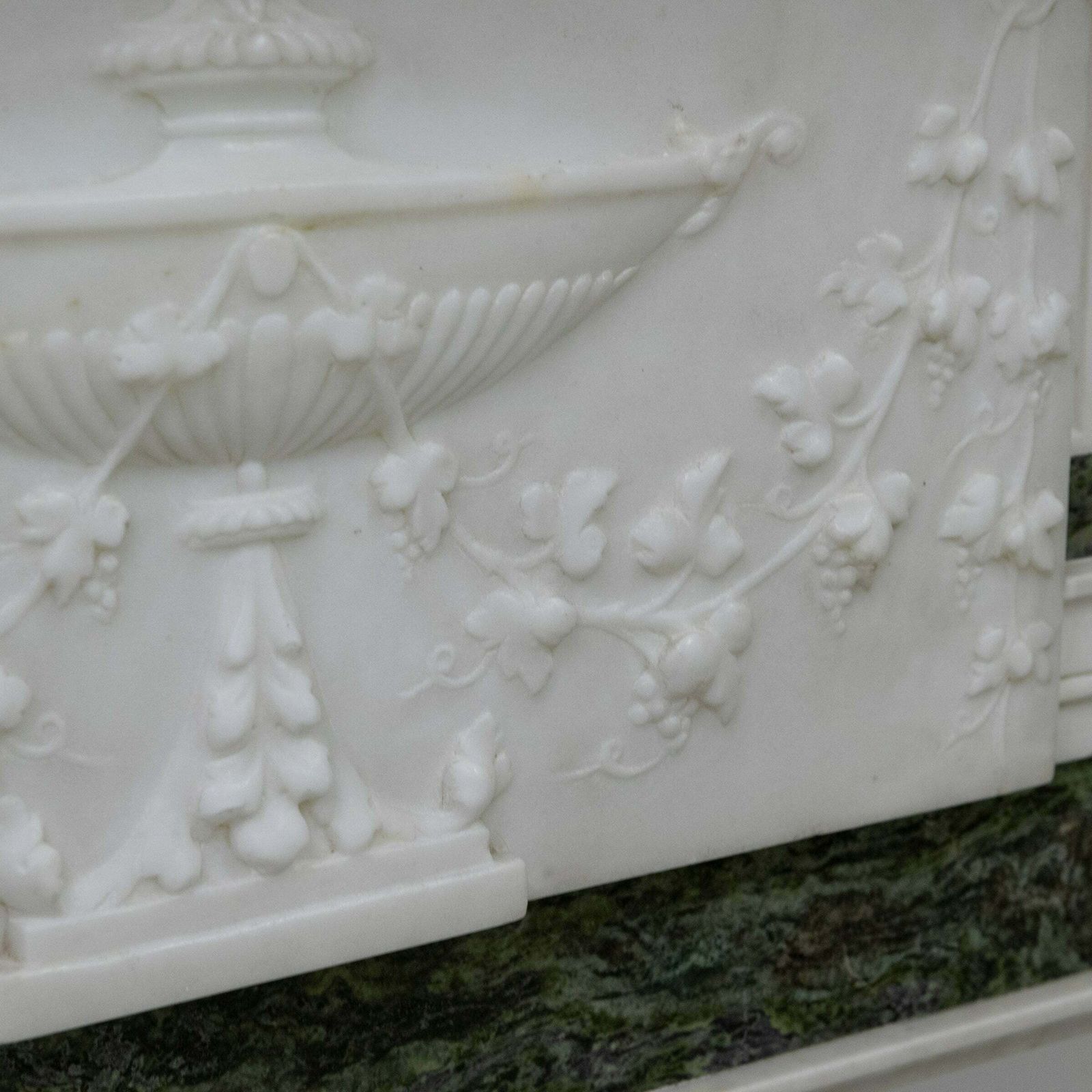photo vinterior Antique Georgian Chimneypiece With Statuary & Connemara "Irish Green" Marble