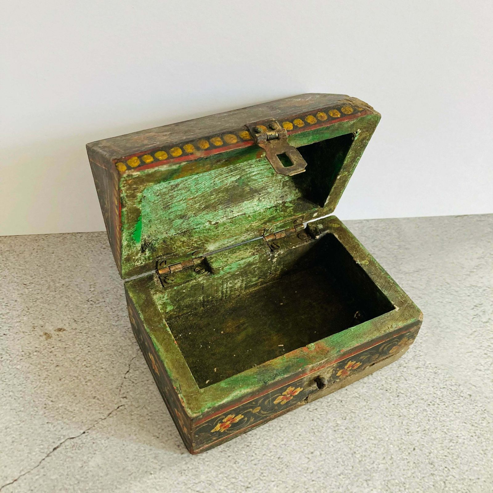 photo vinterior Antique Folk Art Miniature Chest