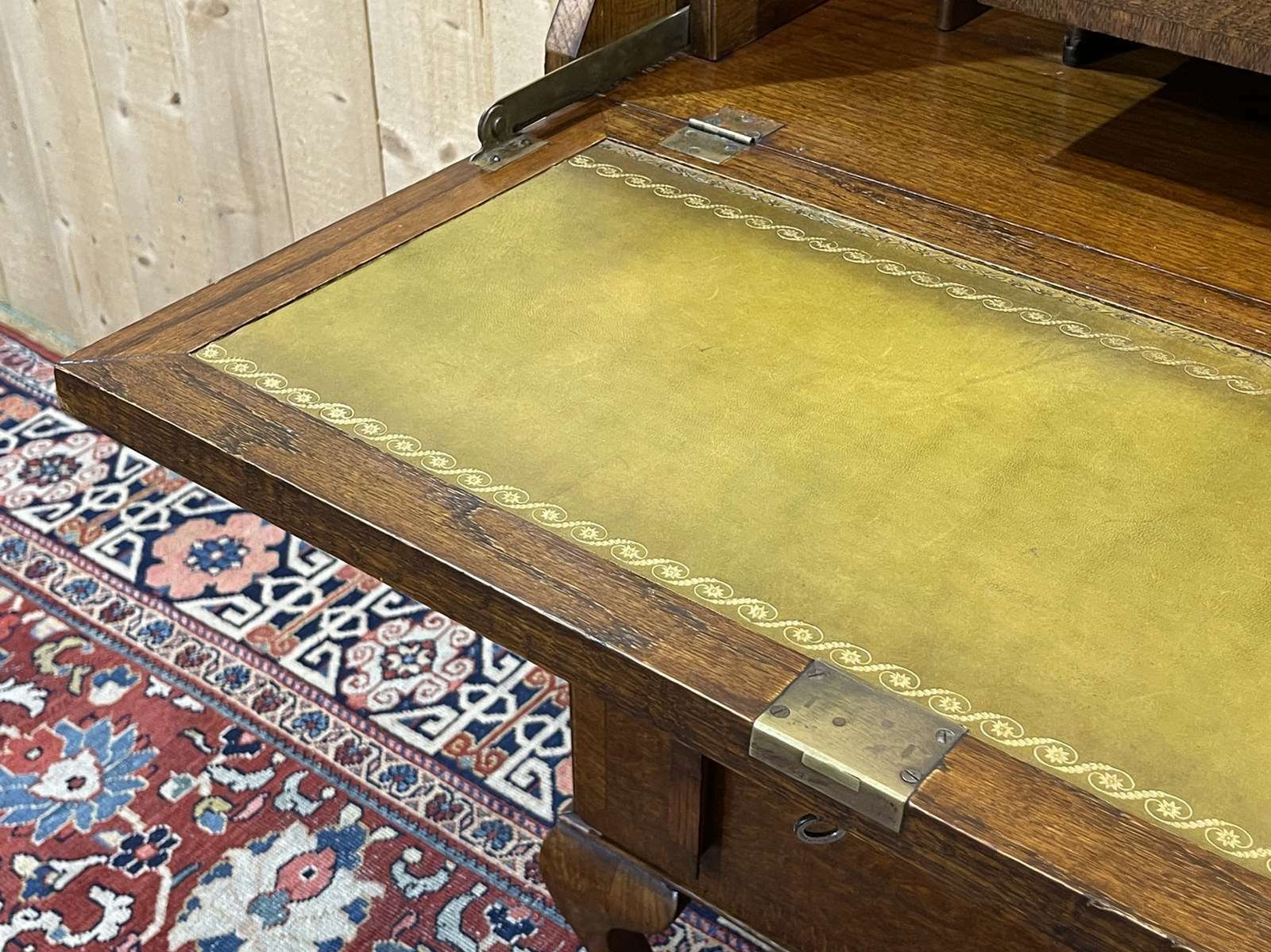 photo vinterior English Speed Bump Desk In Oak And Leather, From The 1950s