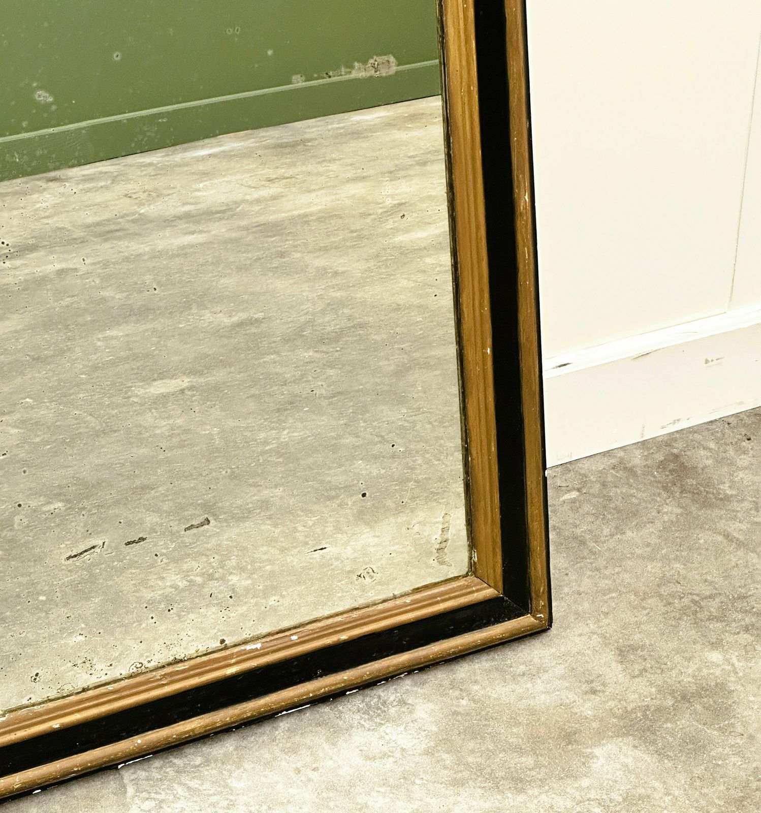 Antiek Zwart Gouden Spiegel Met Cupido, Frankrijk, 19e Eeuw. photo vinterior