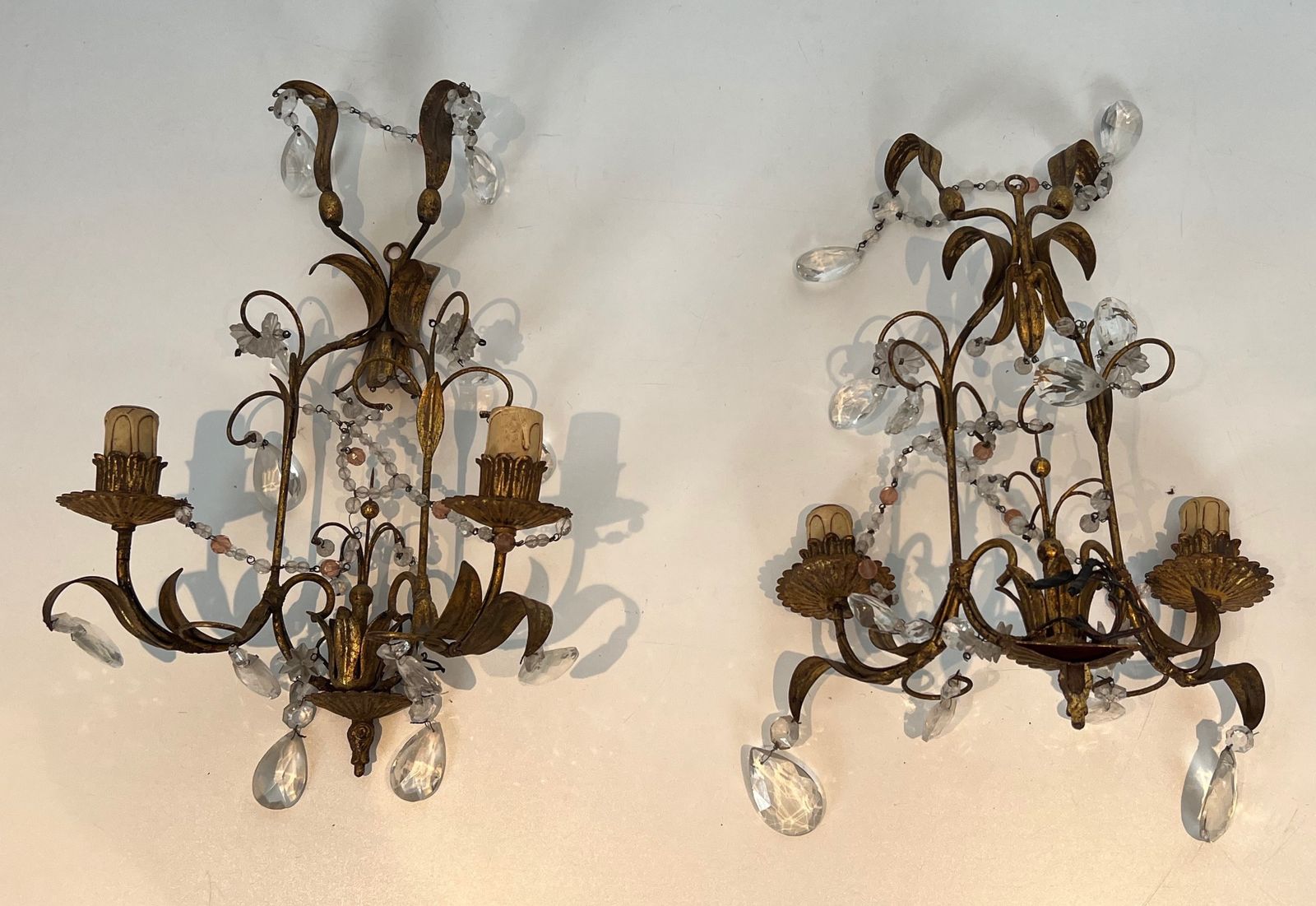 photo vintage Pair Of Wall Lights In Gilded Metal And Crystals In The Style Of Maison Baguès