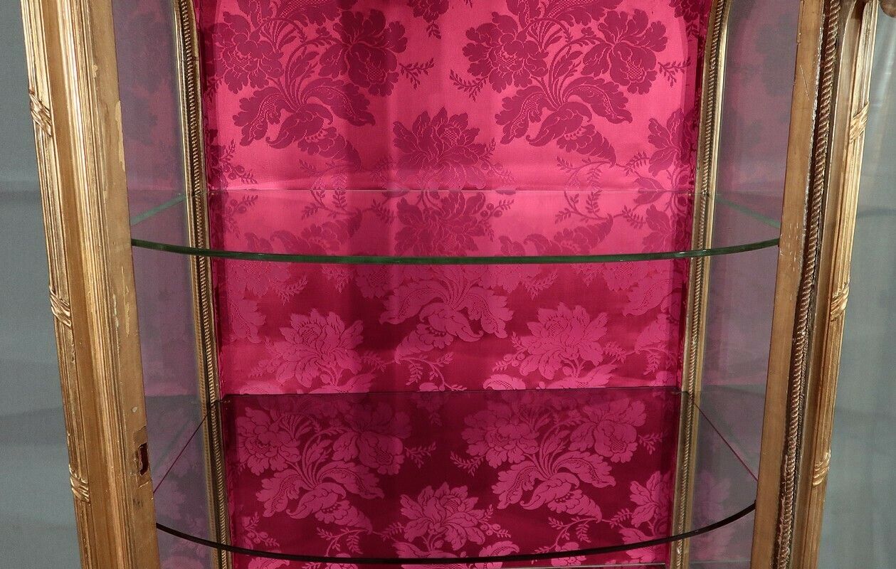 photo vintage Curved Display Cabinet In Gilded Wood, Transition Louis XV Louis XVI – Early 20th Century