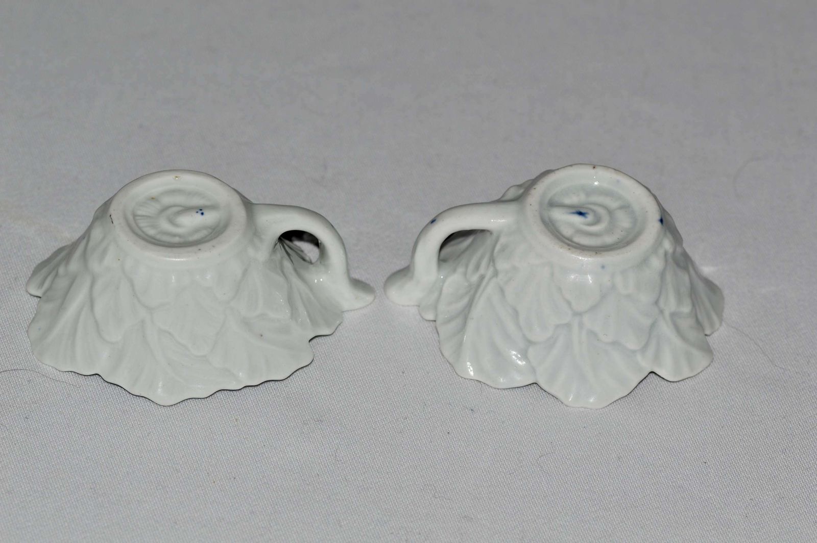 photo furniture 1758 60 An Attractive Pair Of Worcester Geranium Moulded Butterboats